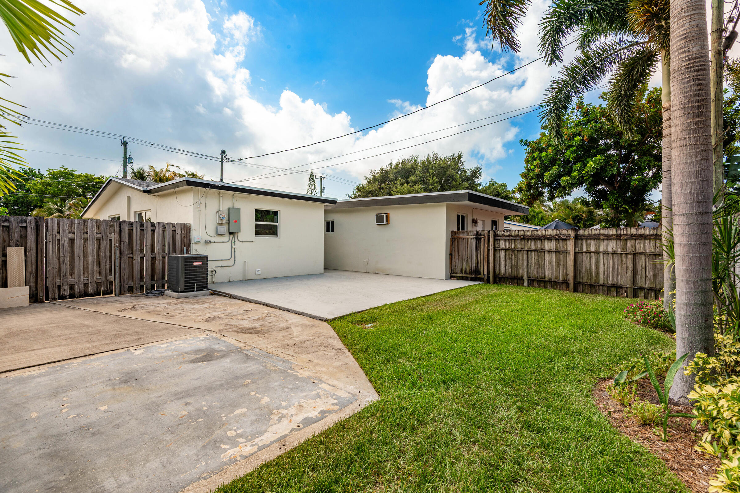 TROPICAL MANORS - Residential
