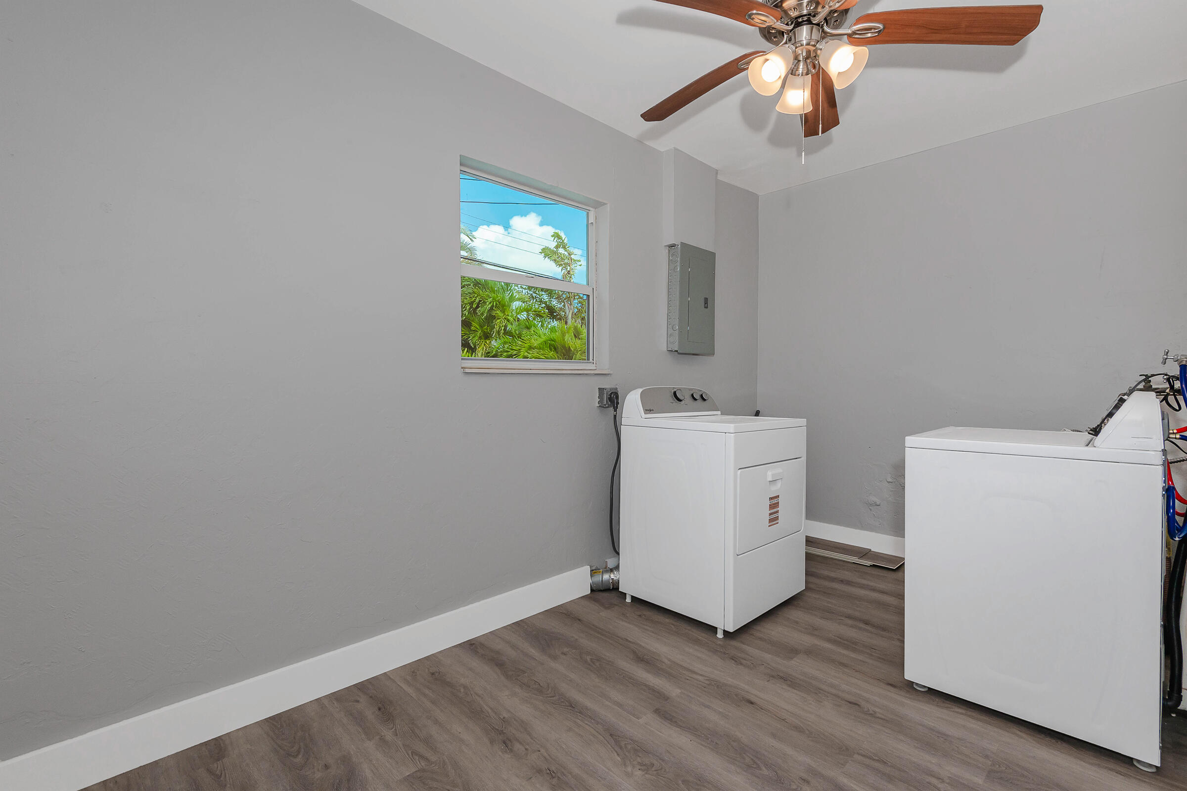 TROPICAL MANORS - Residential