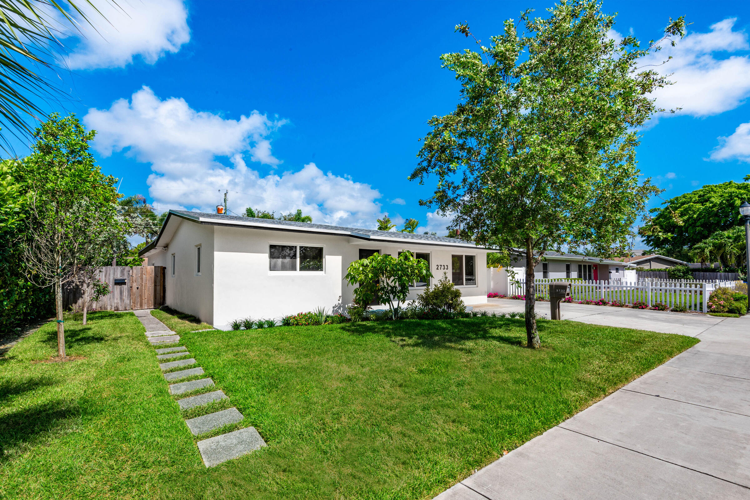 TROPICAL MANORS - Residential