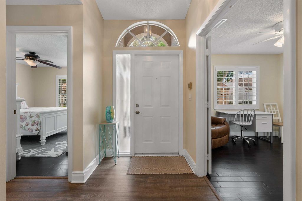 Photo of 10180 Plum Street, Palm Beach Gardens, FL 33410 (MLS # R10954619)