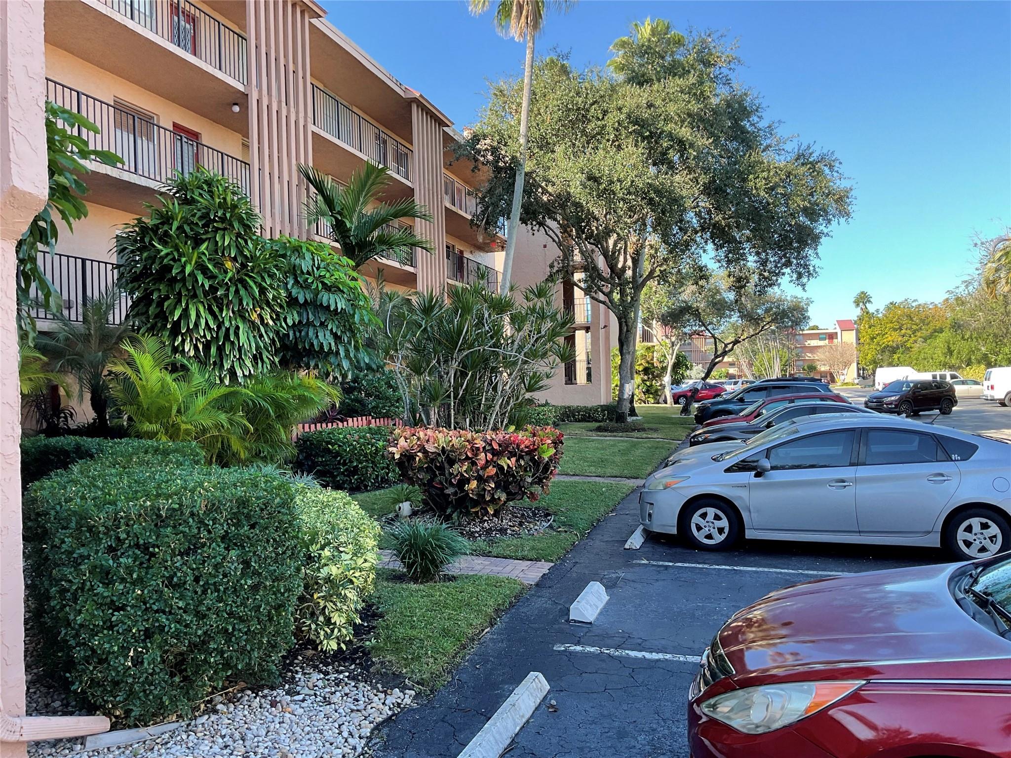 Palm Lakes condo - Residential