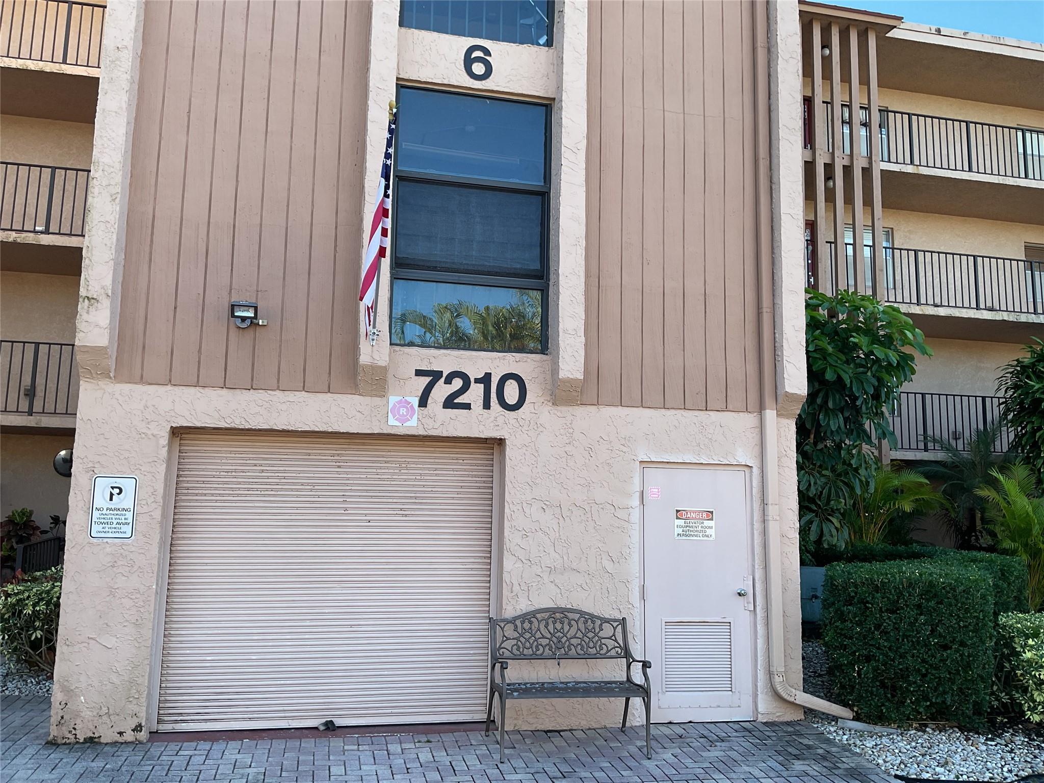 Palm Lakes condo - Residential