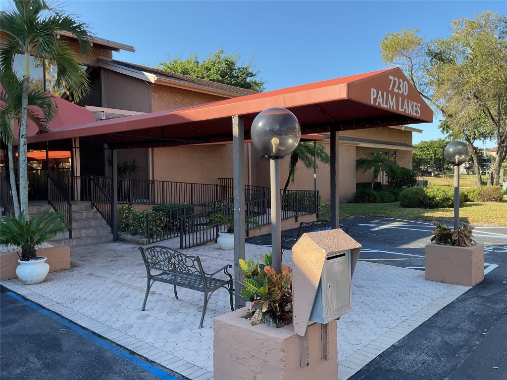 Palm Lakes condo - Residential