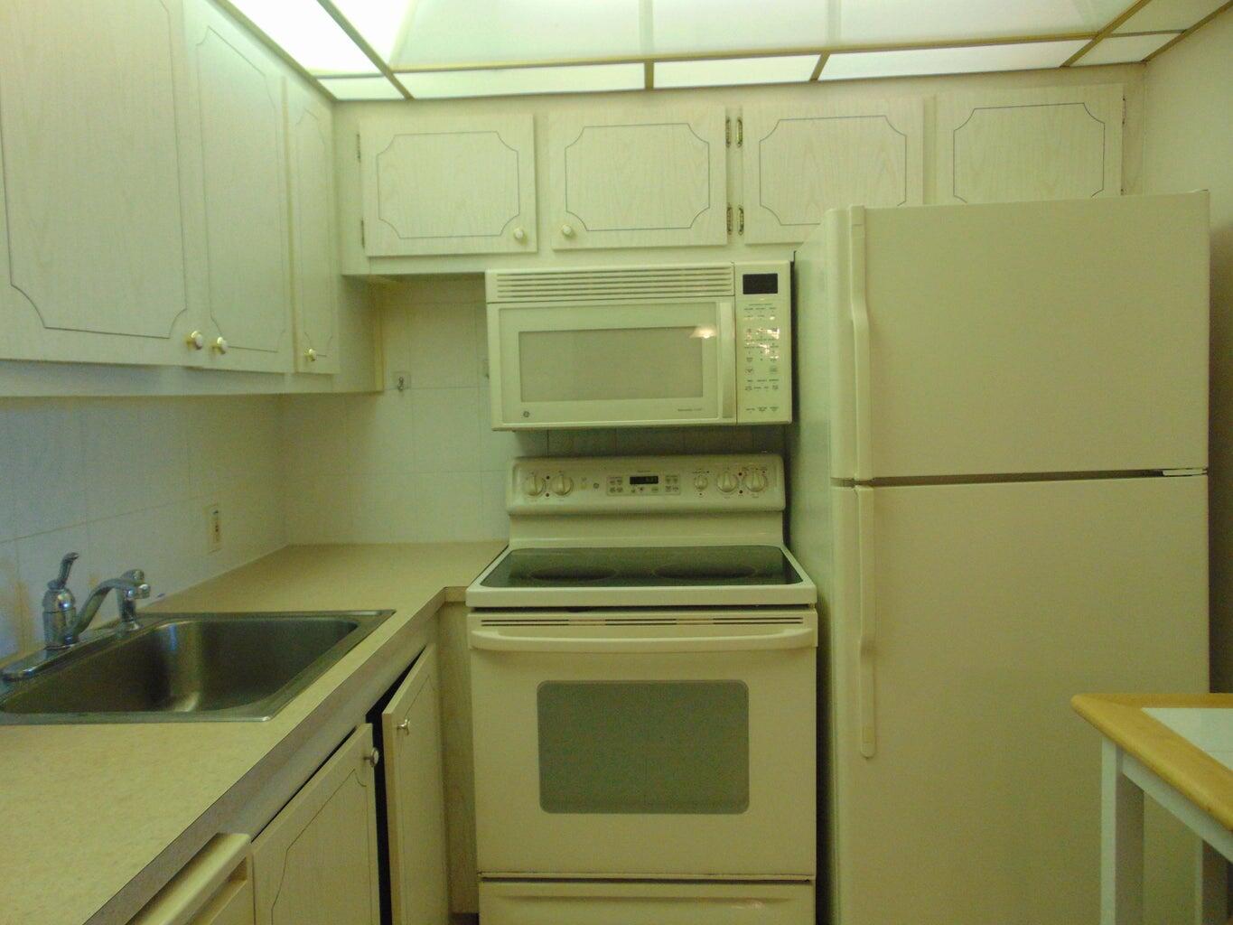 FANSHAW AT CENTURY VILLAGE CONDO - Residential Lease