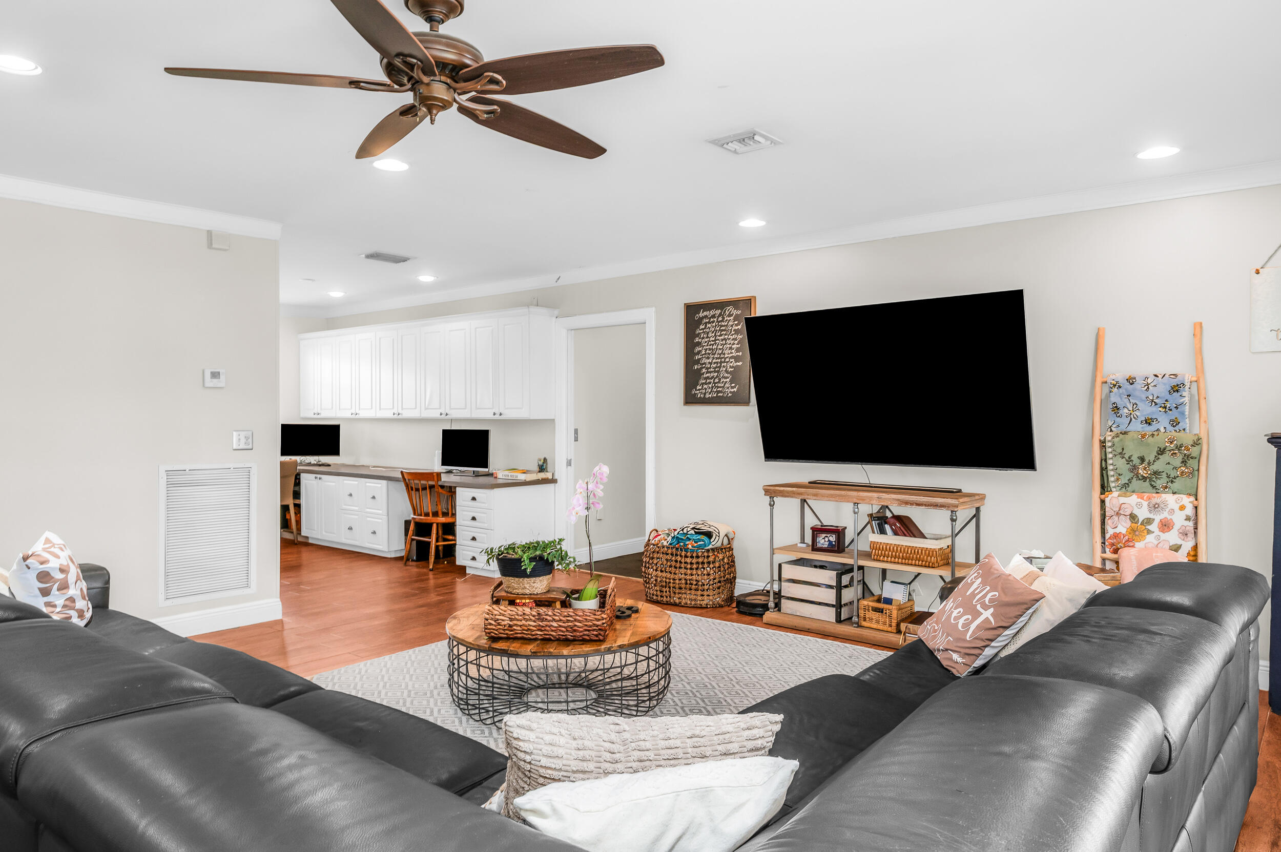 HOLLYWOOD HILLS - Residential