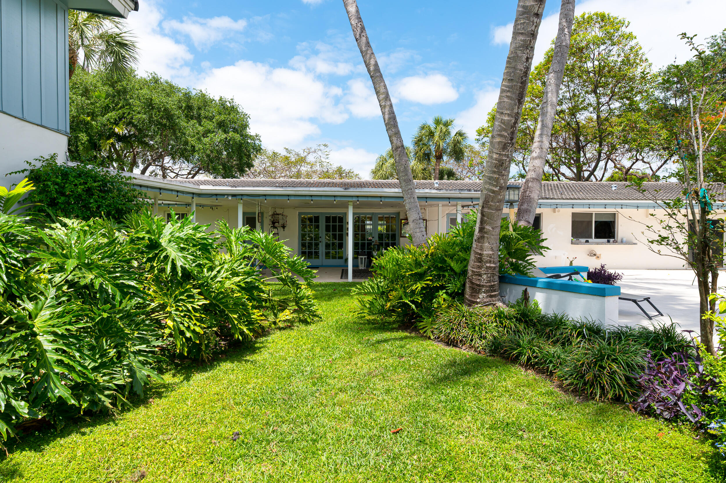 HOLLYWOOD HILLS - Residential