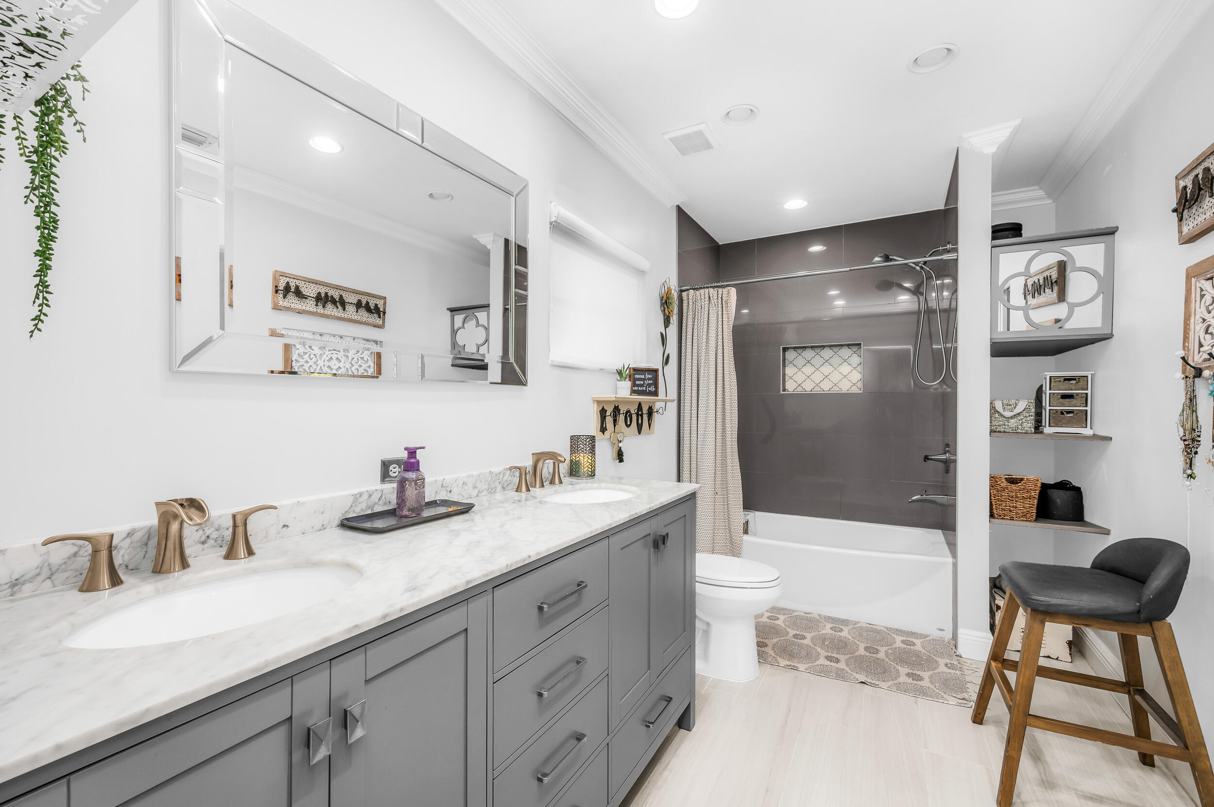 HOLLYWOOD HILLS - Residential