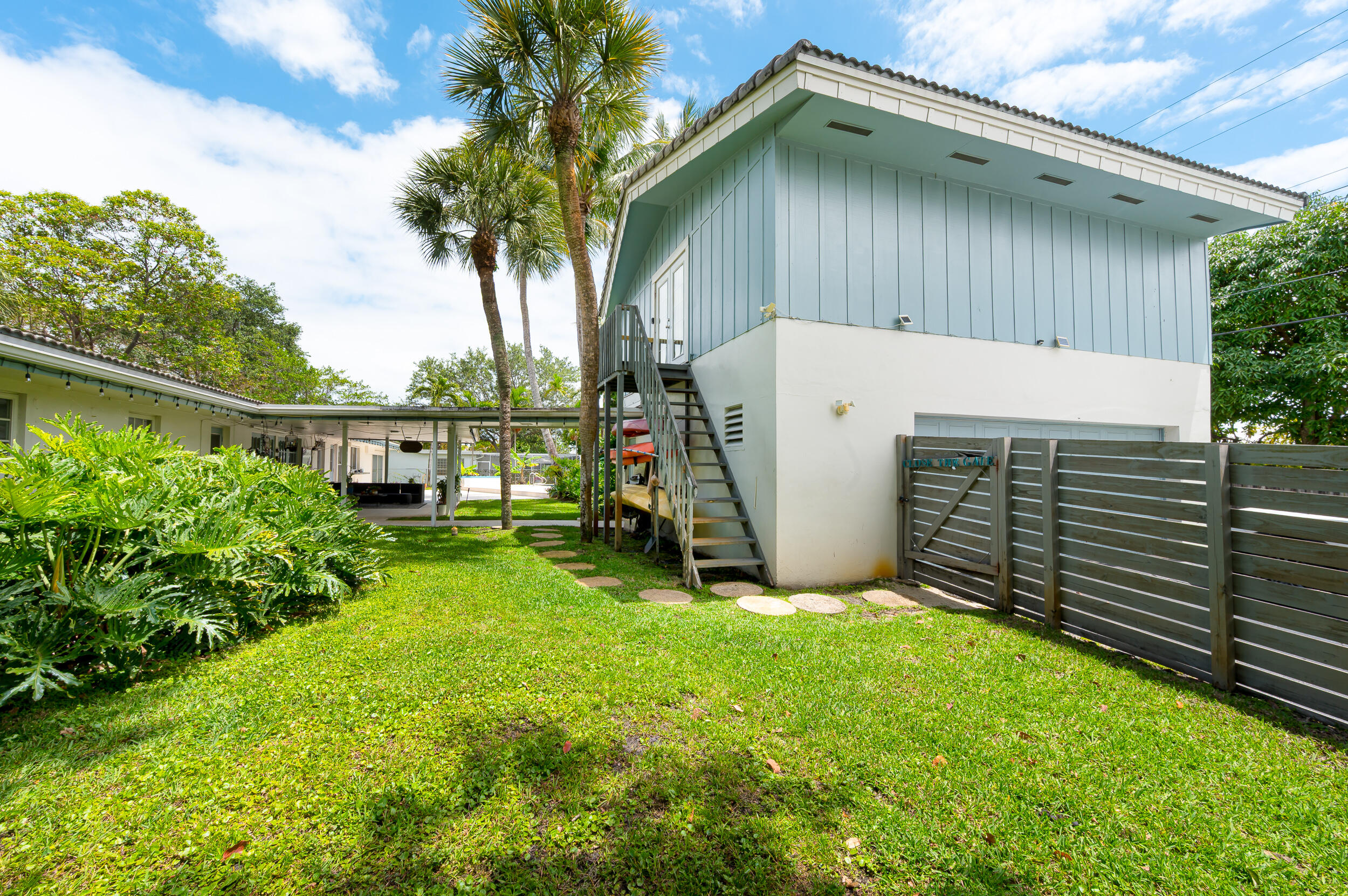 HOLLYWOOD HILLS - Residential
