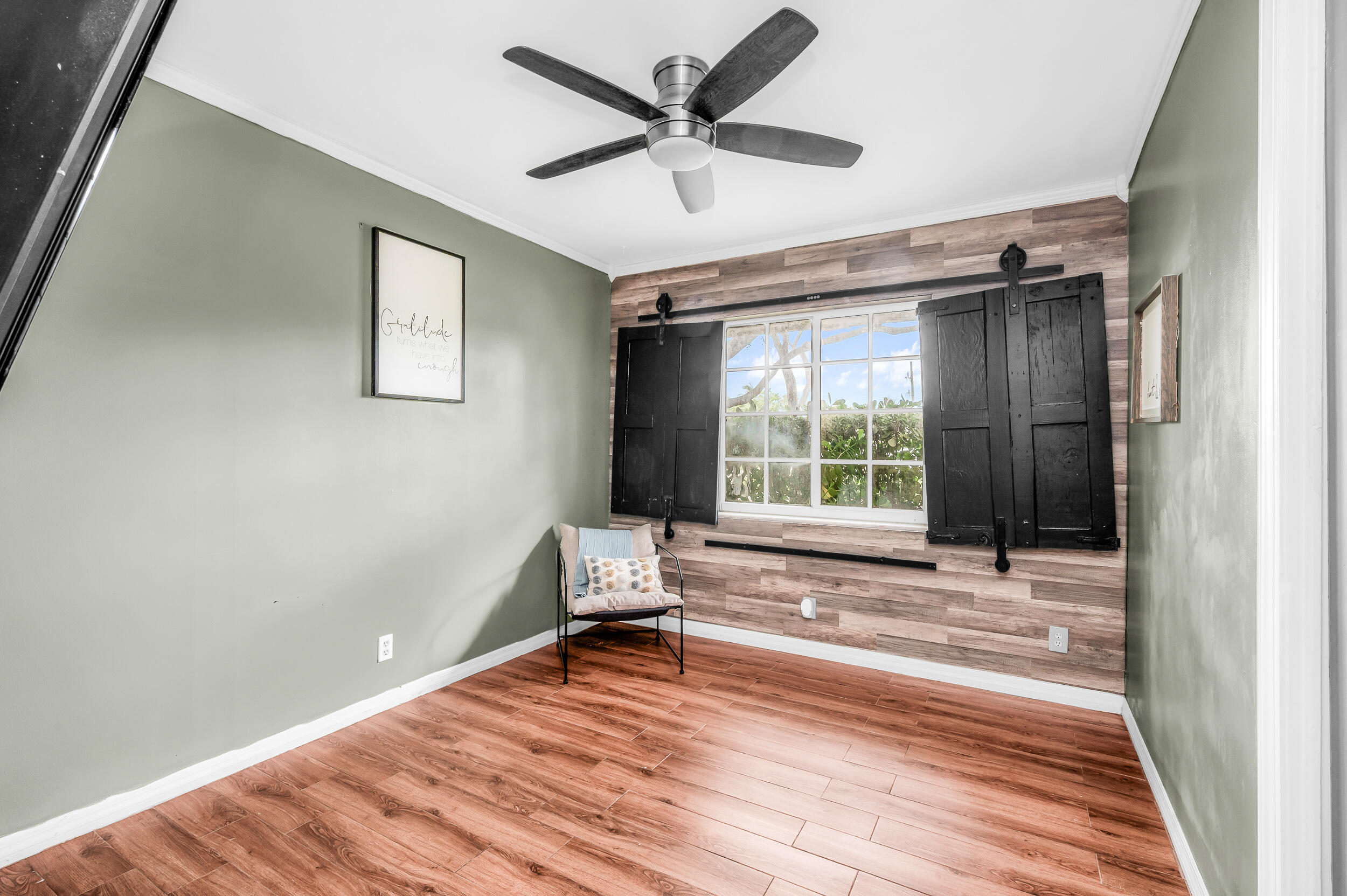 HOLLYWOOD HILLS - Residential