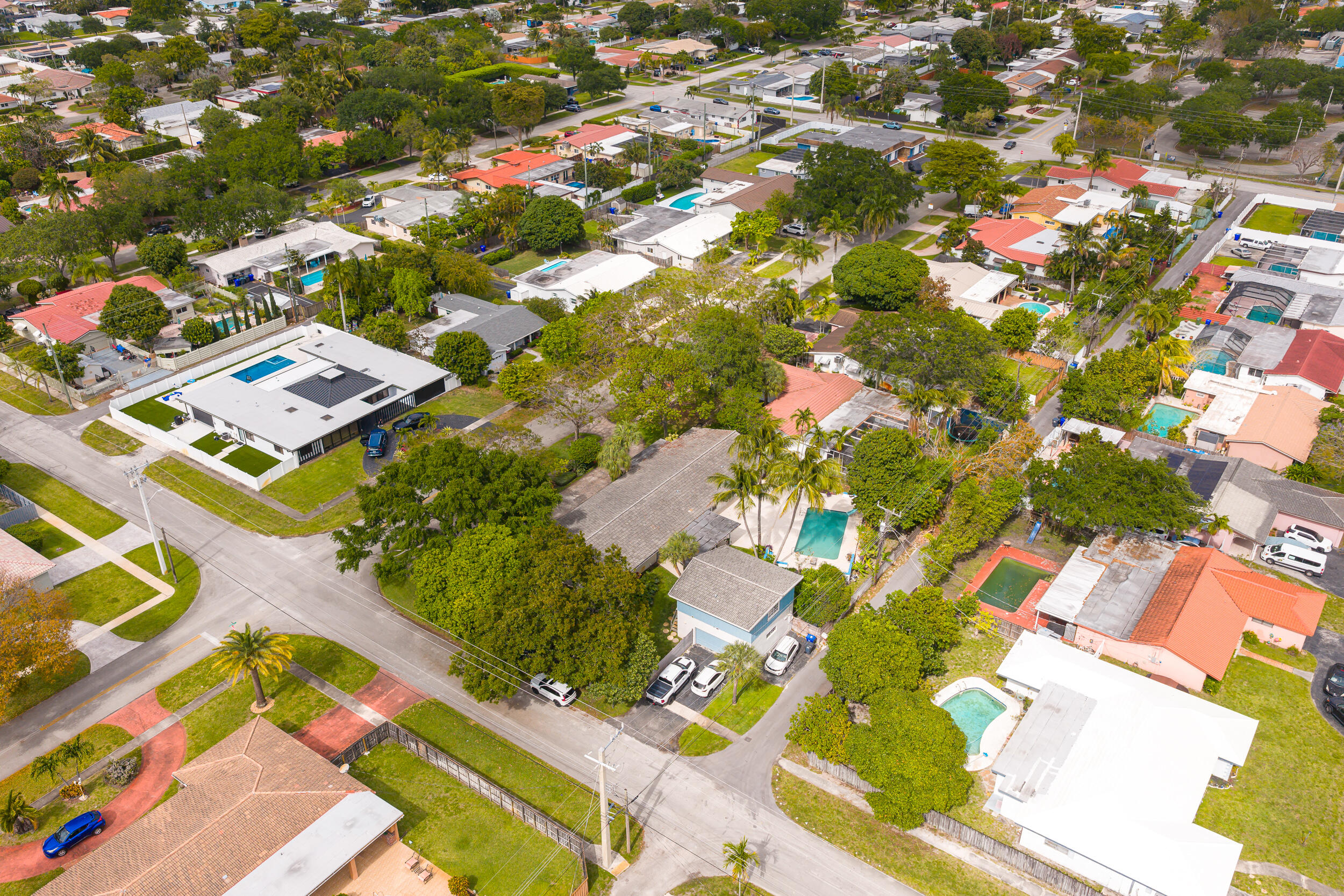 HOLLYWOOD HILLS - Residential