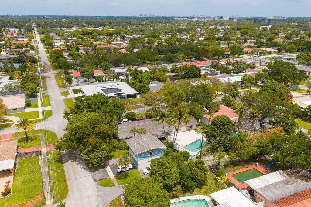 Photo of 4734 Jefferson Street, Hollywood, FL 33021 (MLS # B26016043)