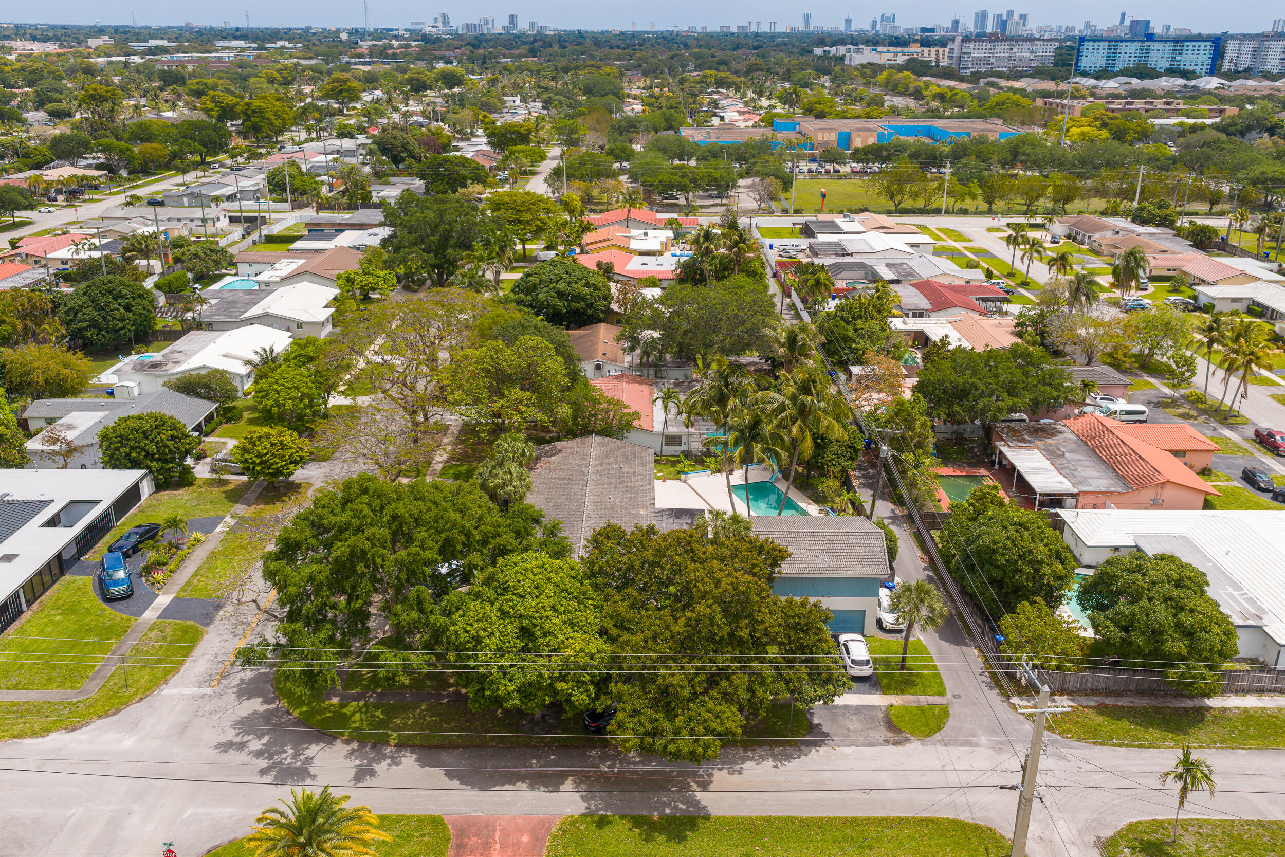 HOLLYWOOD HILLS - Residential