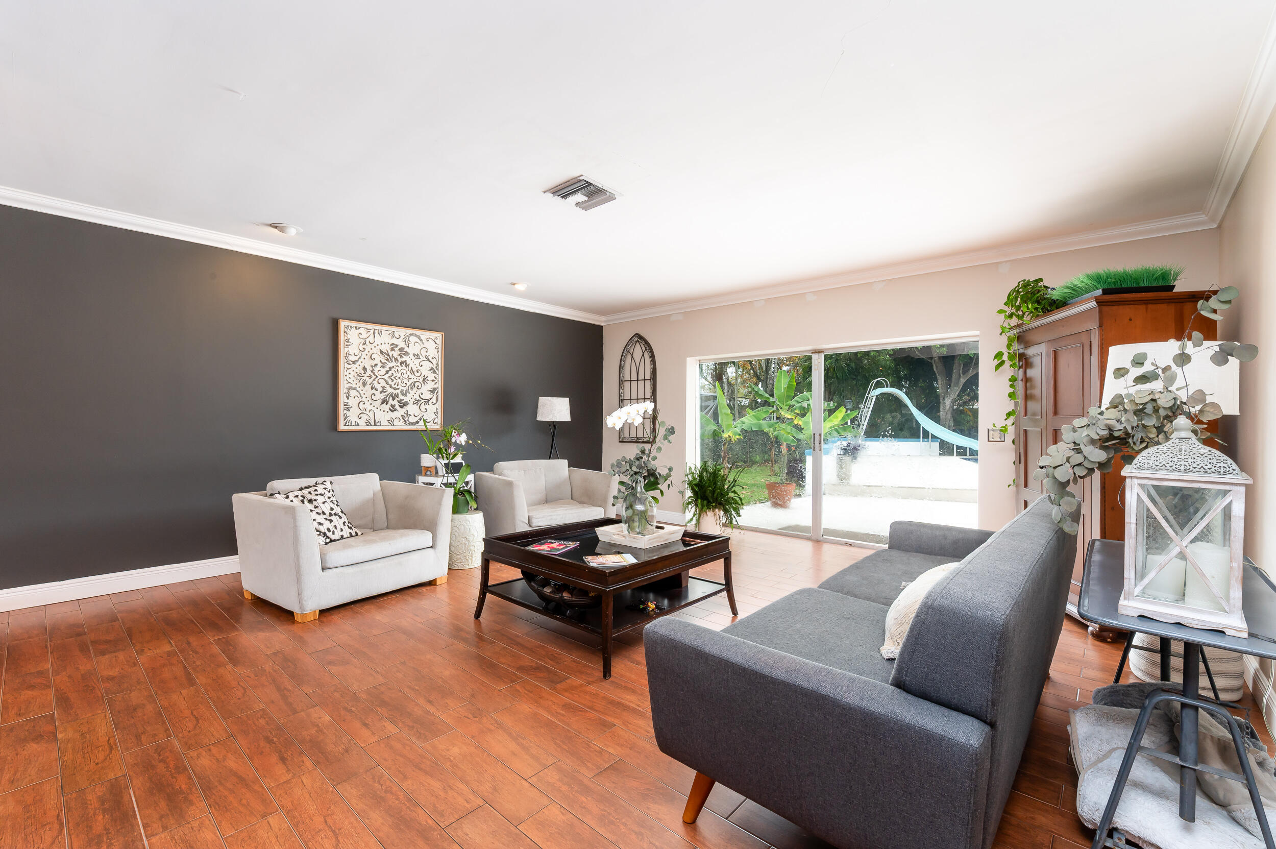 HOLLYWOOD HILLS - Residential