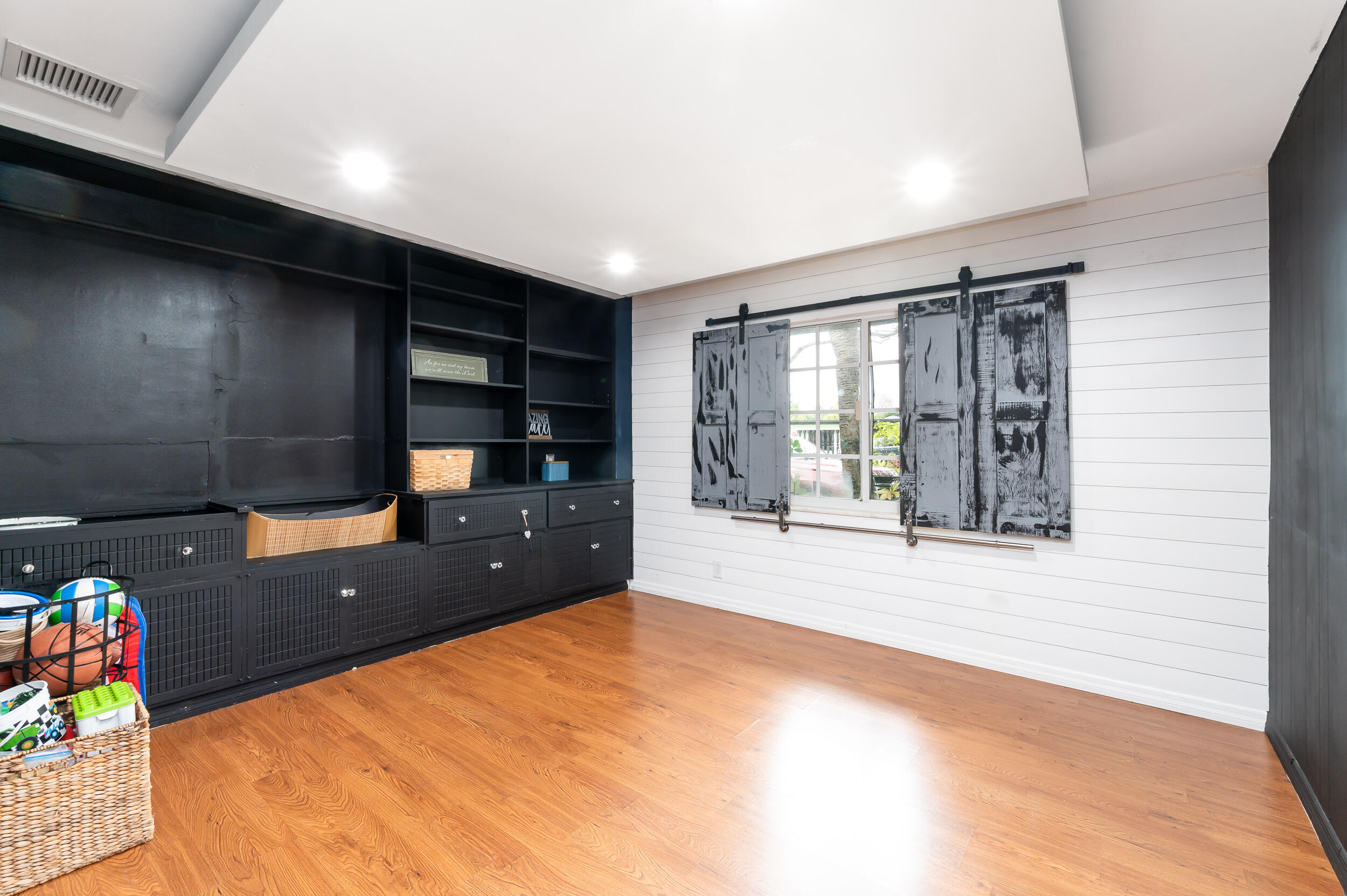 HOLLYWOOD HILLS - Residential