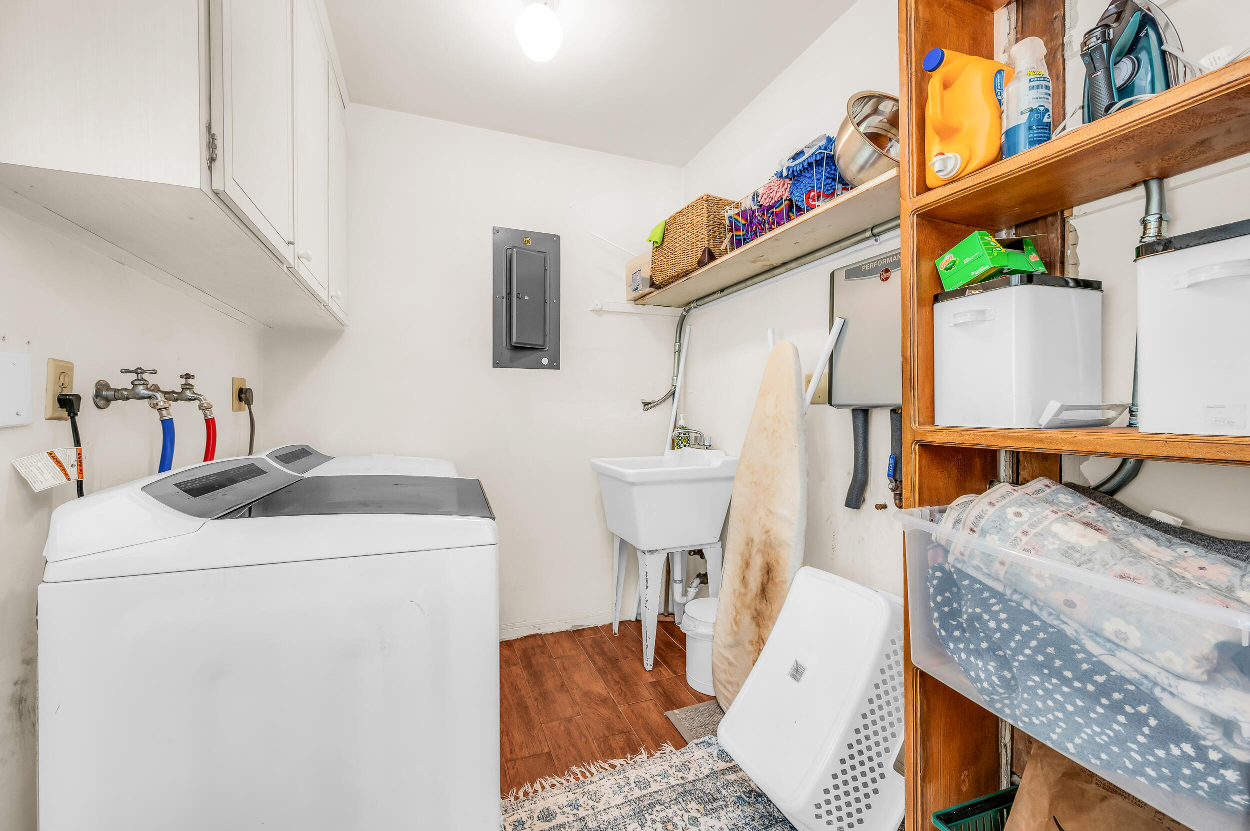 HOLLYWOOD HILLS - Residential