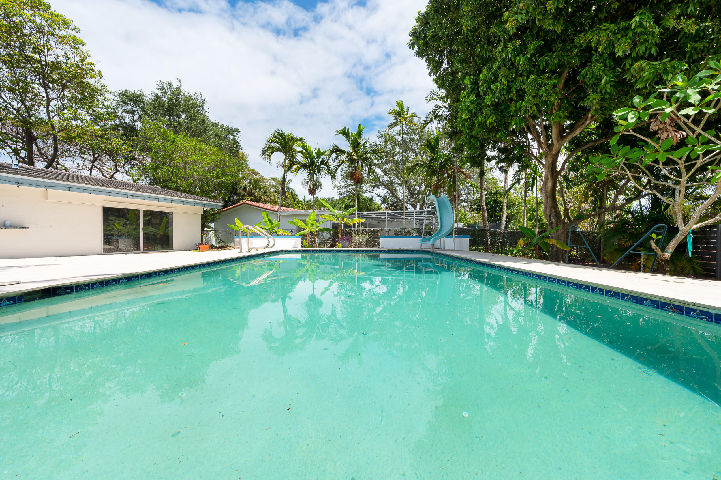 HOLLYWOOD HILLS - Residential