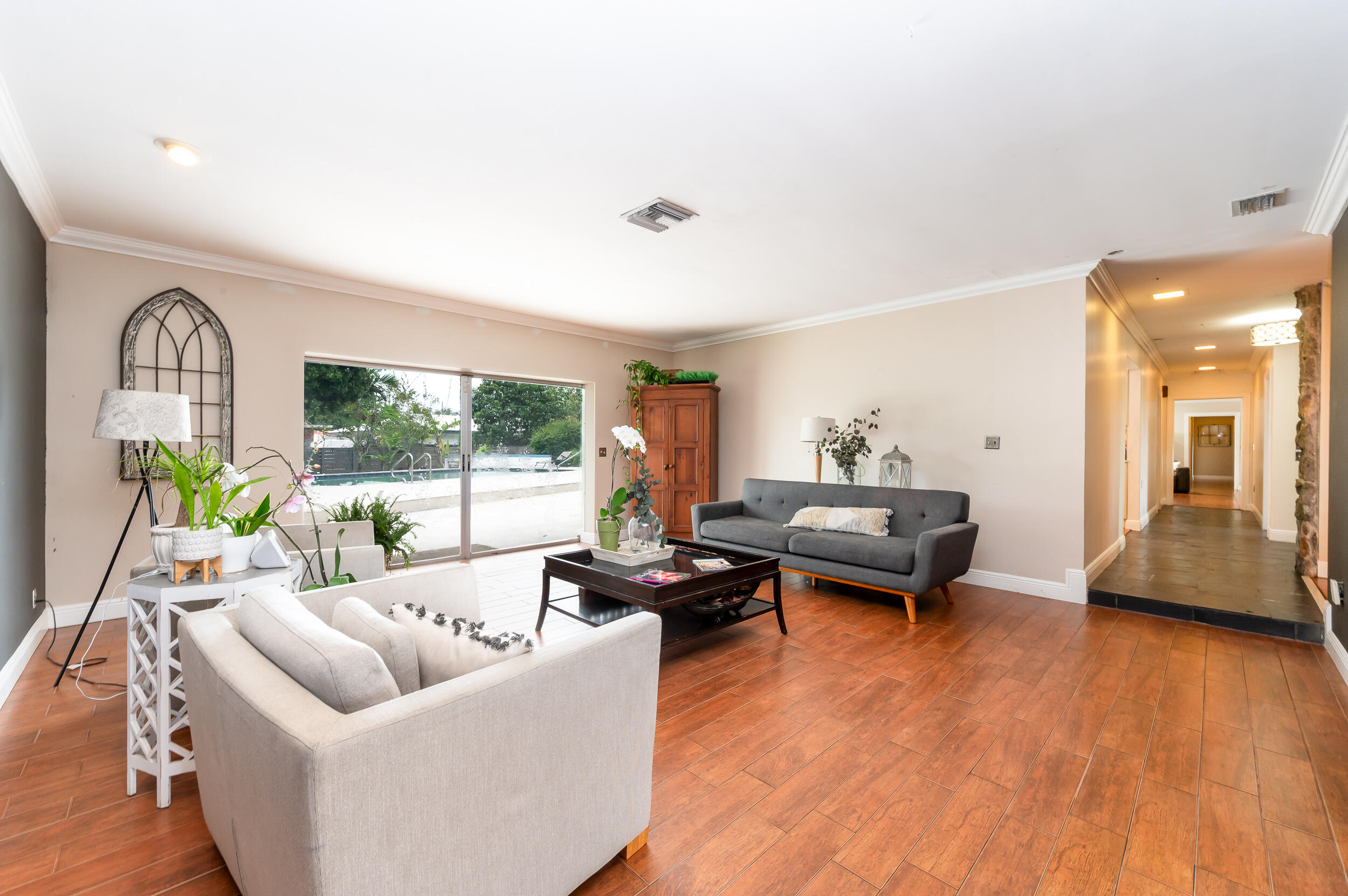 HOLLYWOOD HILLS - Residential