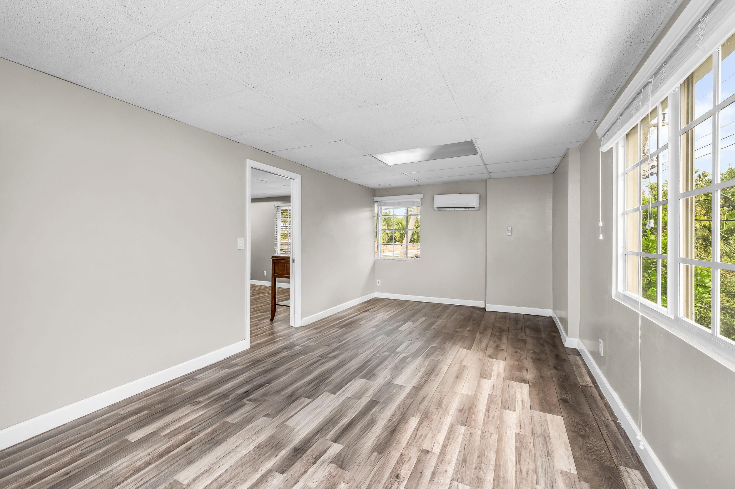HOLLYWOOD HILLS - Residential
