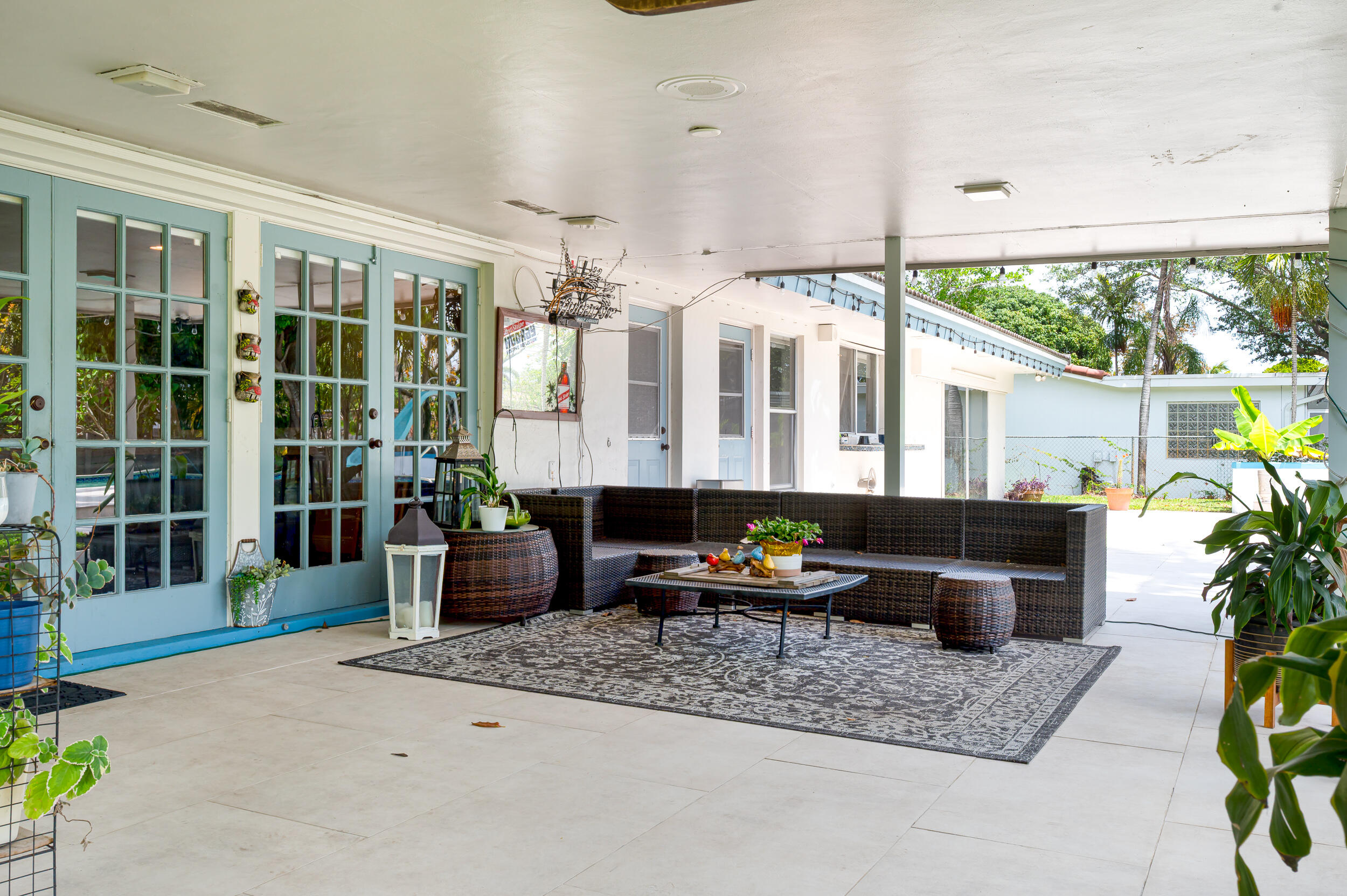 HOLLYWOOD HILLS - Residential