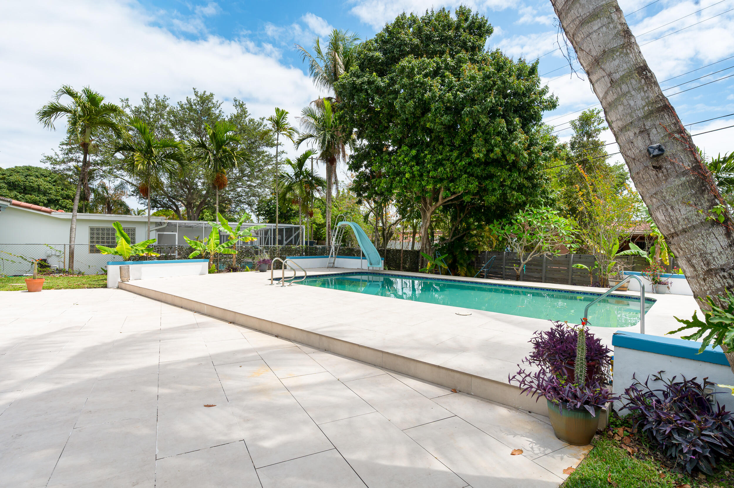 HOLLYWOOD HILLS - Residential