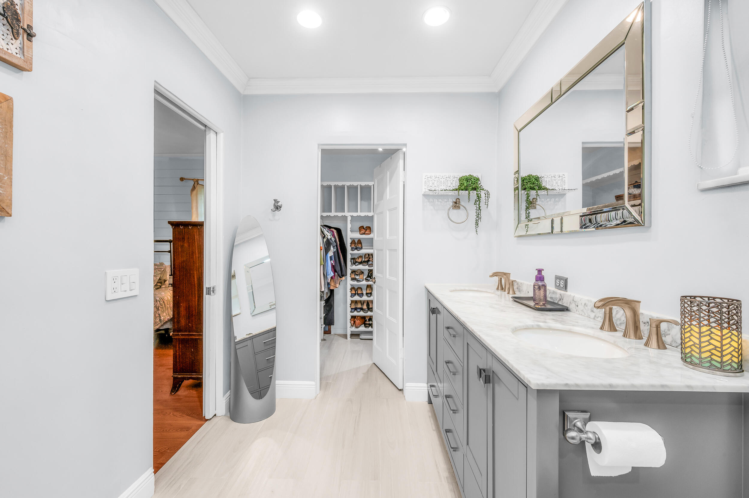 HOLLYWOOD HILLS - Residential