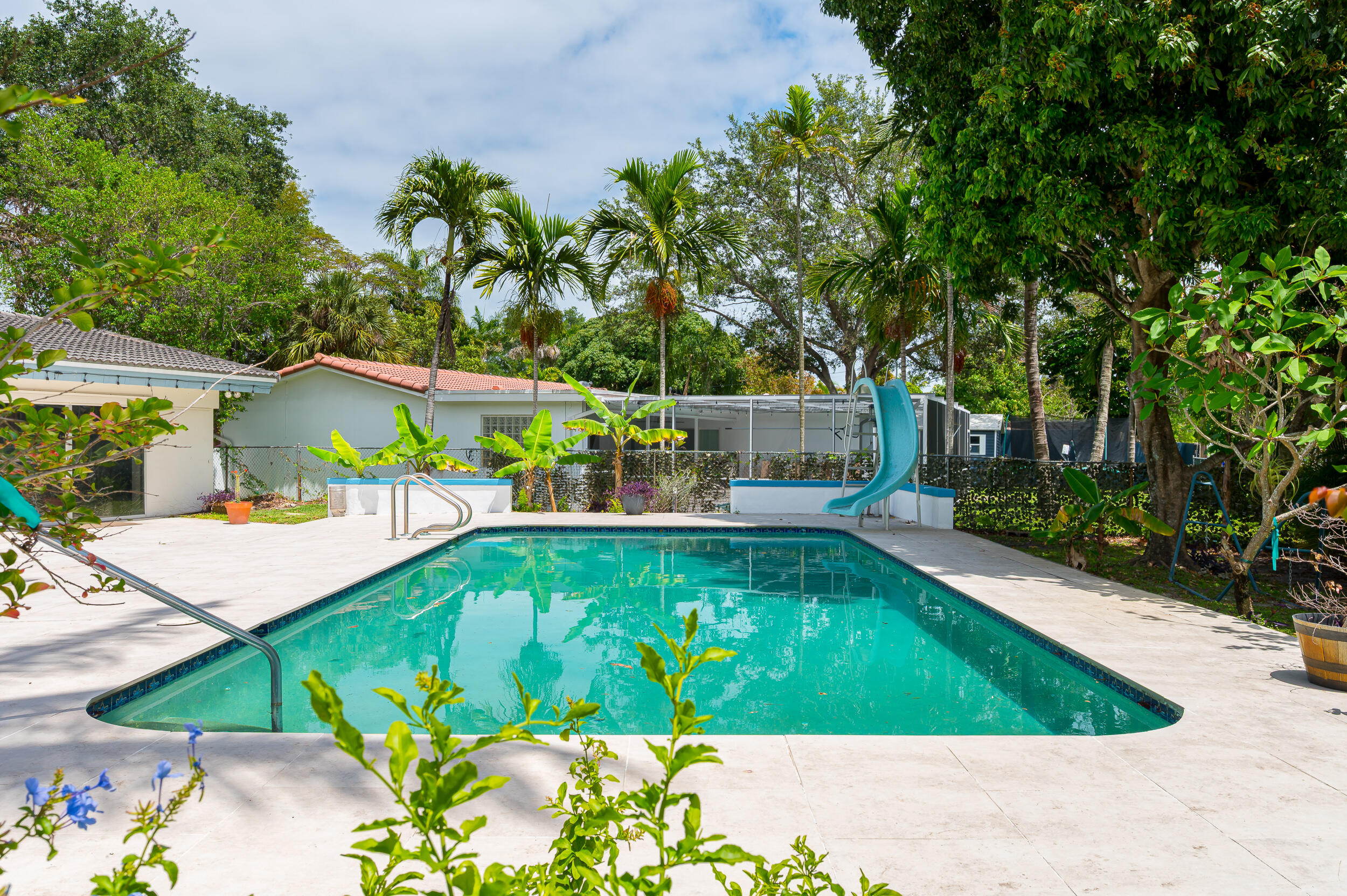 HOLLYWOOD HILLS - Residential