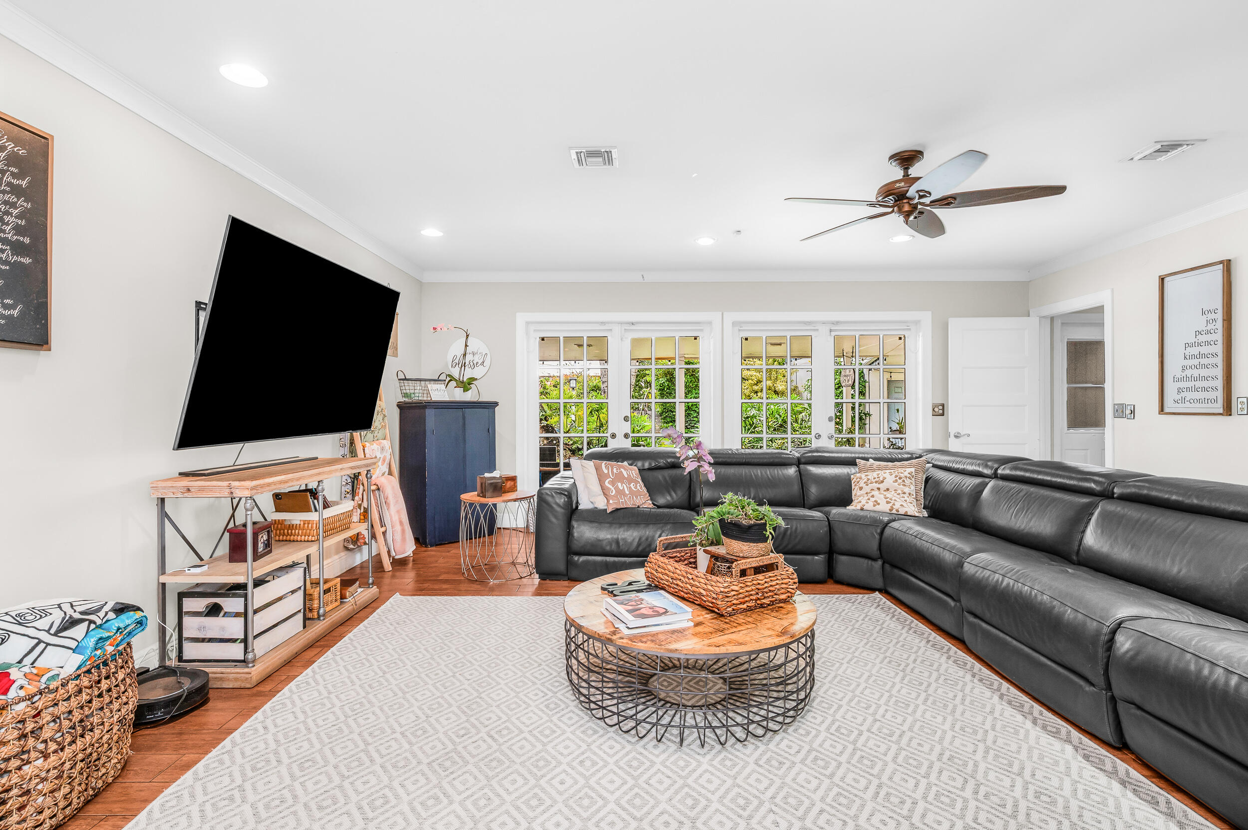 HOLLYWOOD HILLS - Residential