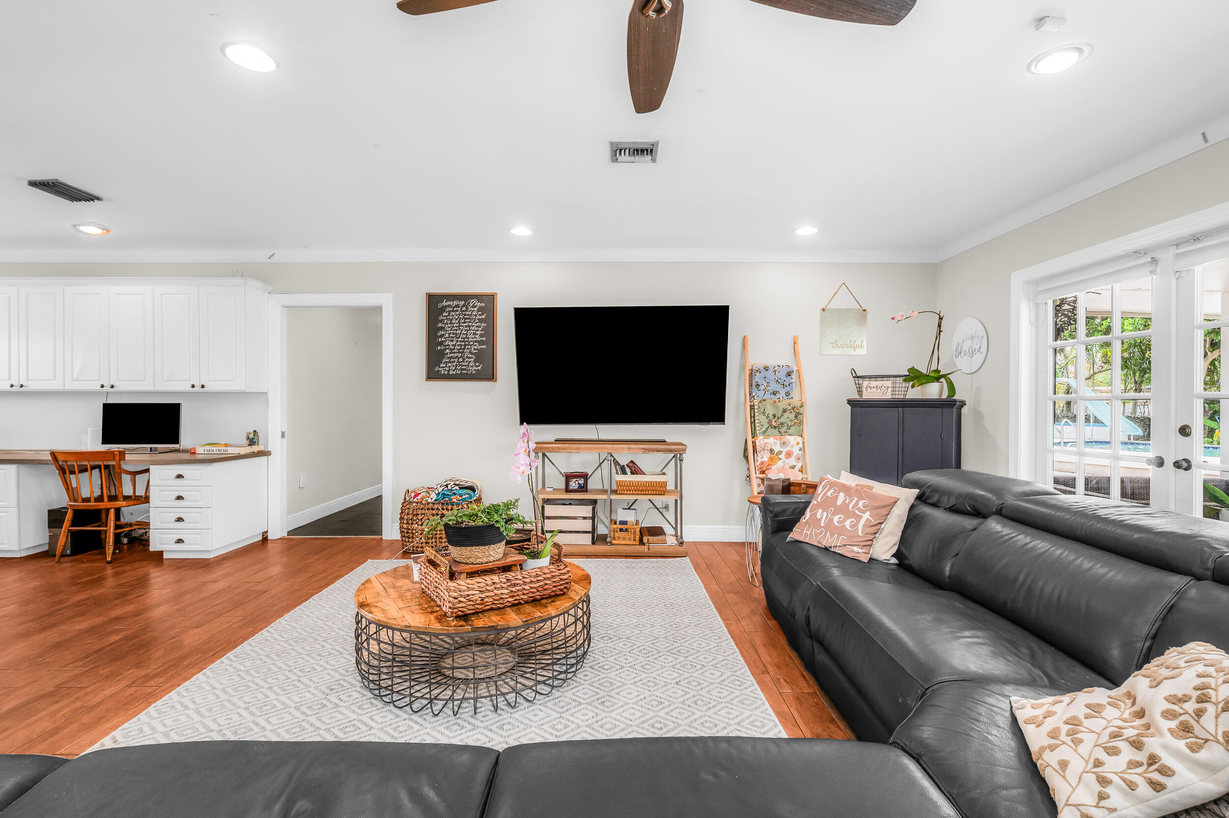 HOLLYWOOD HILLS - Residential