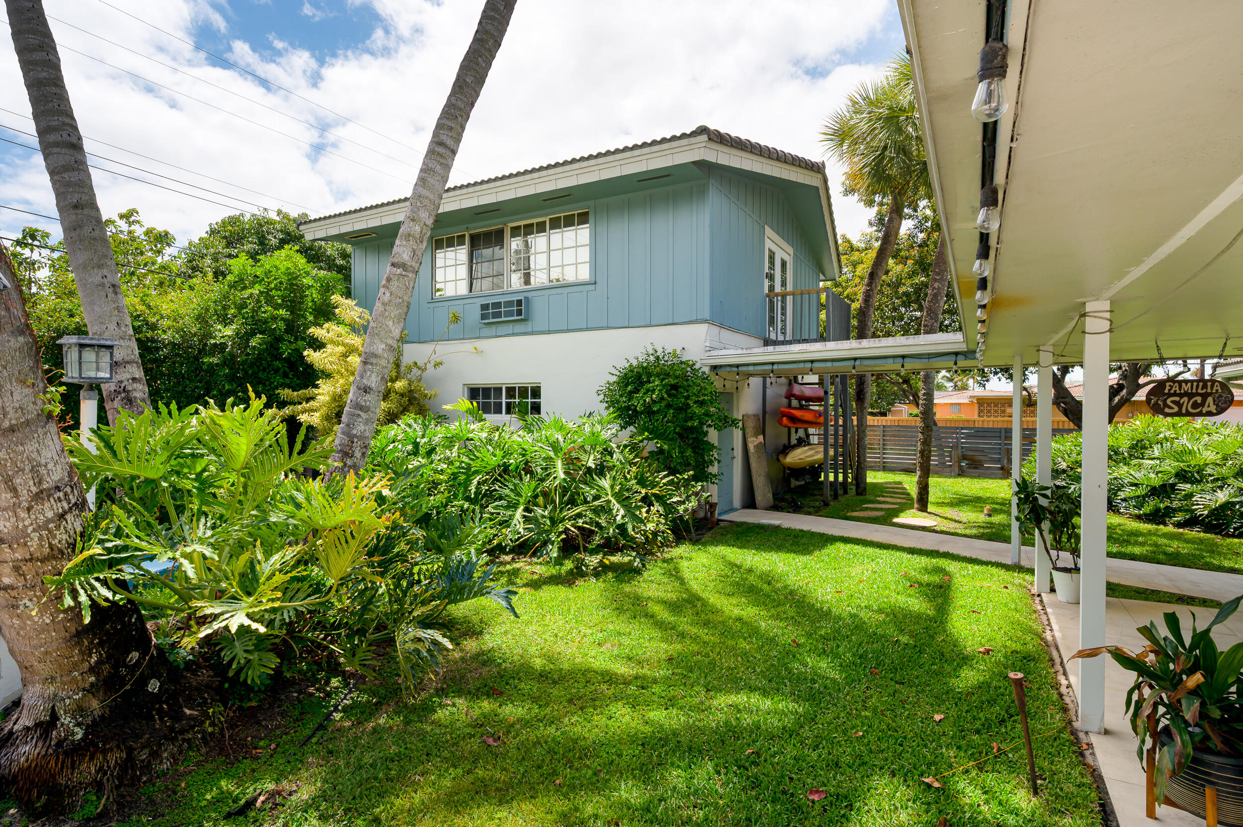HOLLYWOOD HILLS - Residential