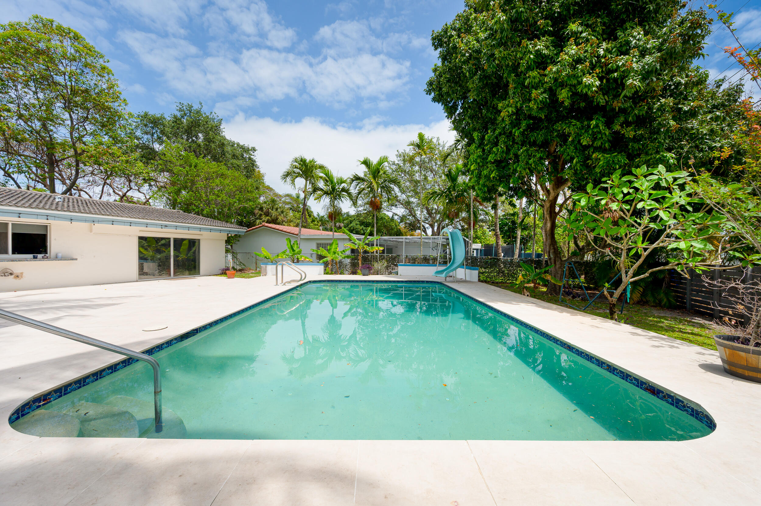 HOLLYWOOD HILLS - Residential