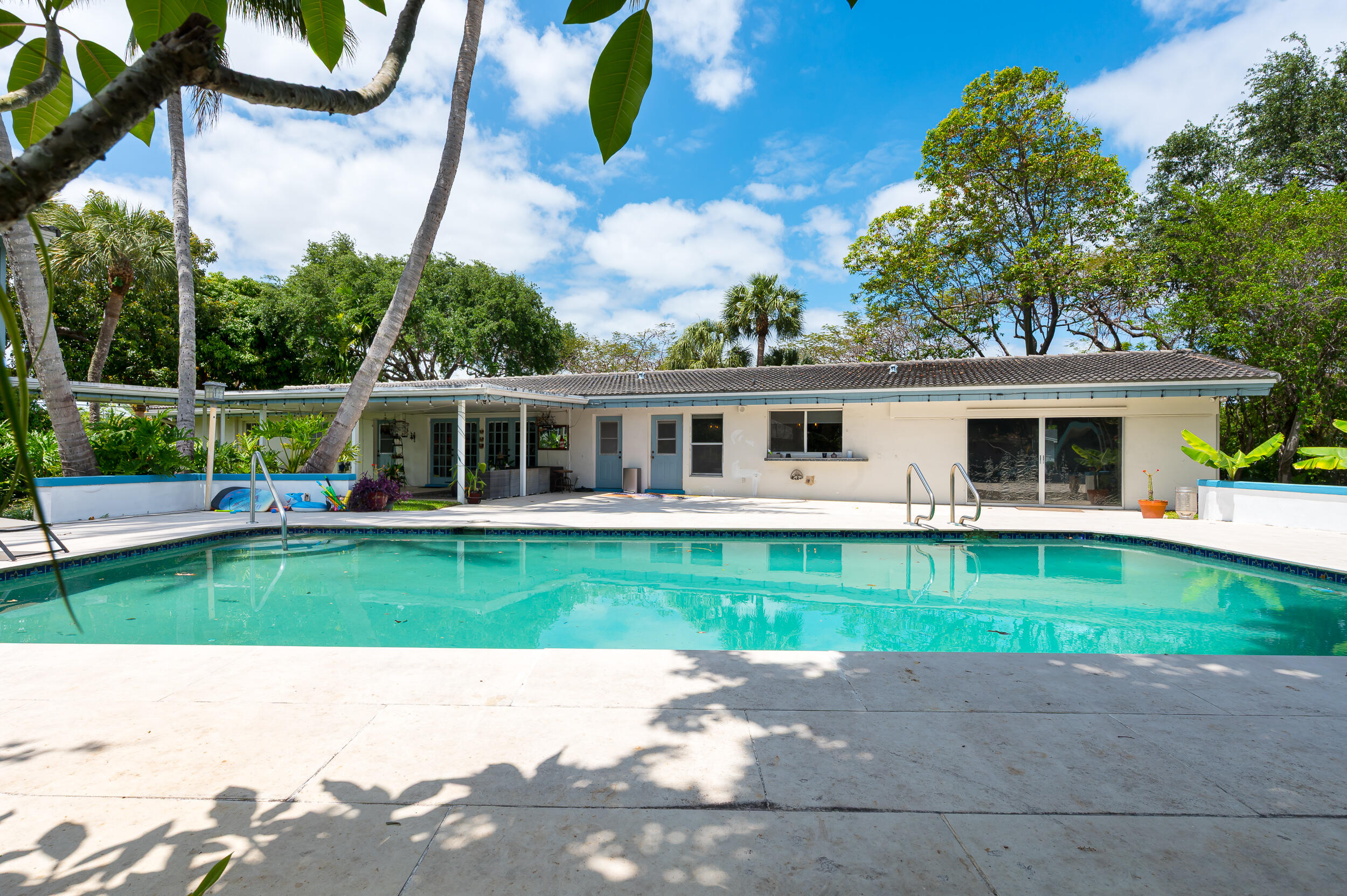 HOLLYWOOD HILLS - Residential