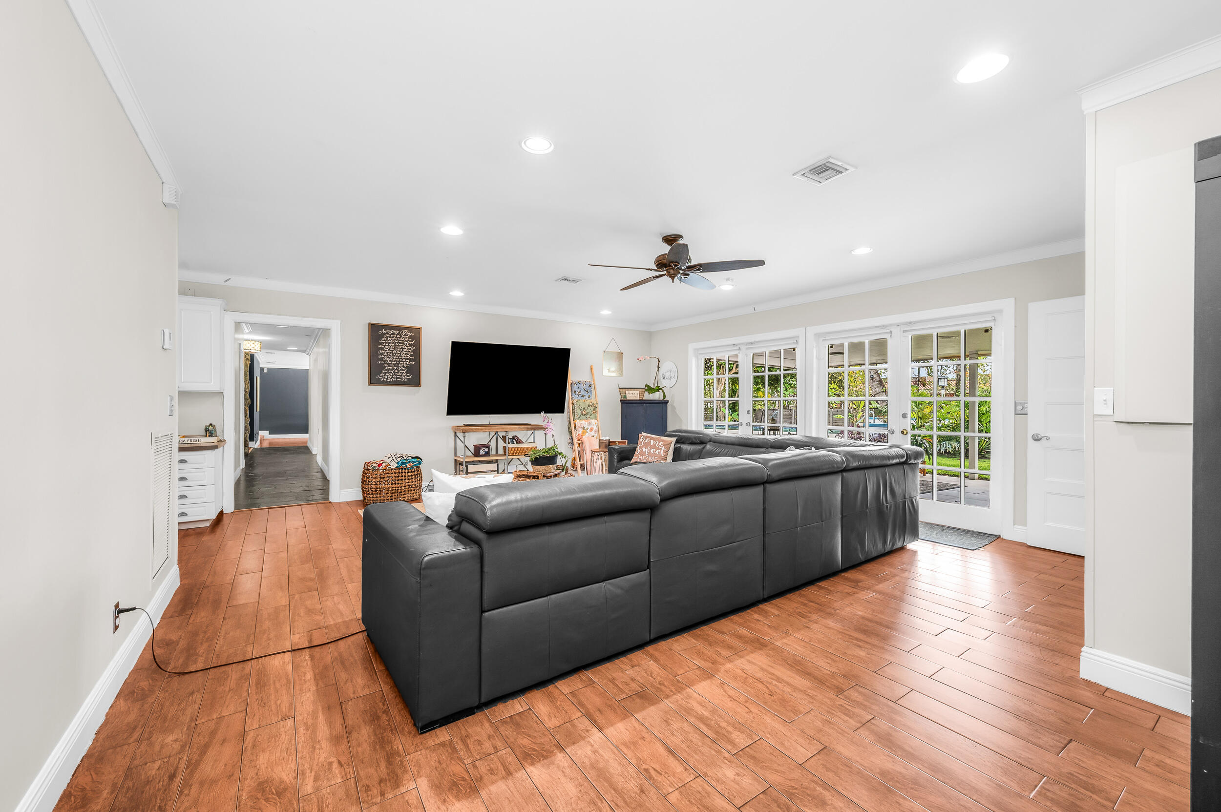 HOLLYWOOD HILLS - Residential