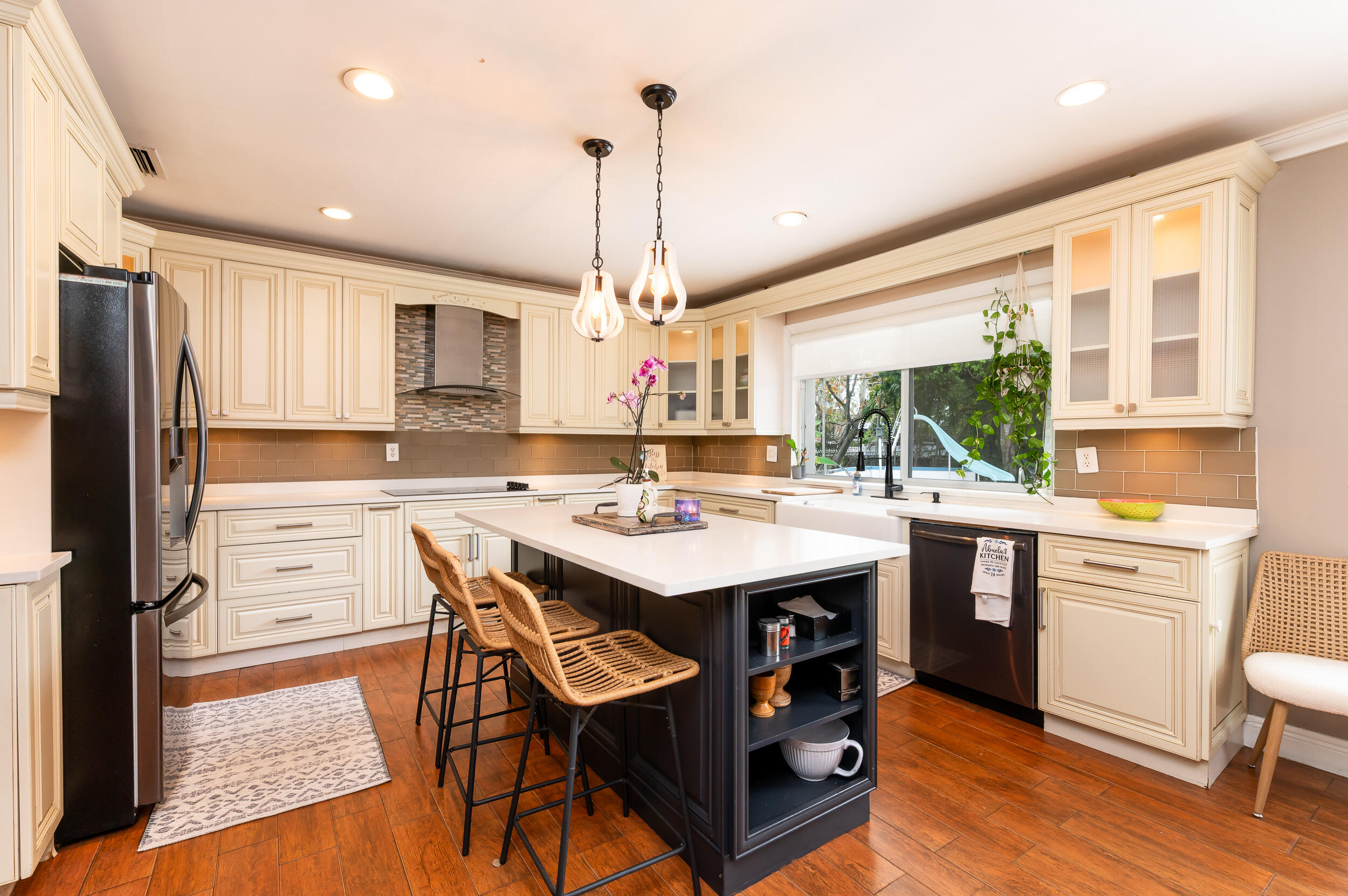 HOLLYWOOD HILLS - Residential