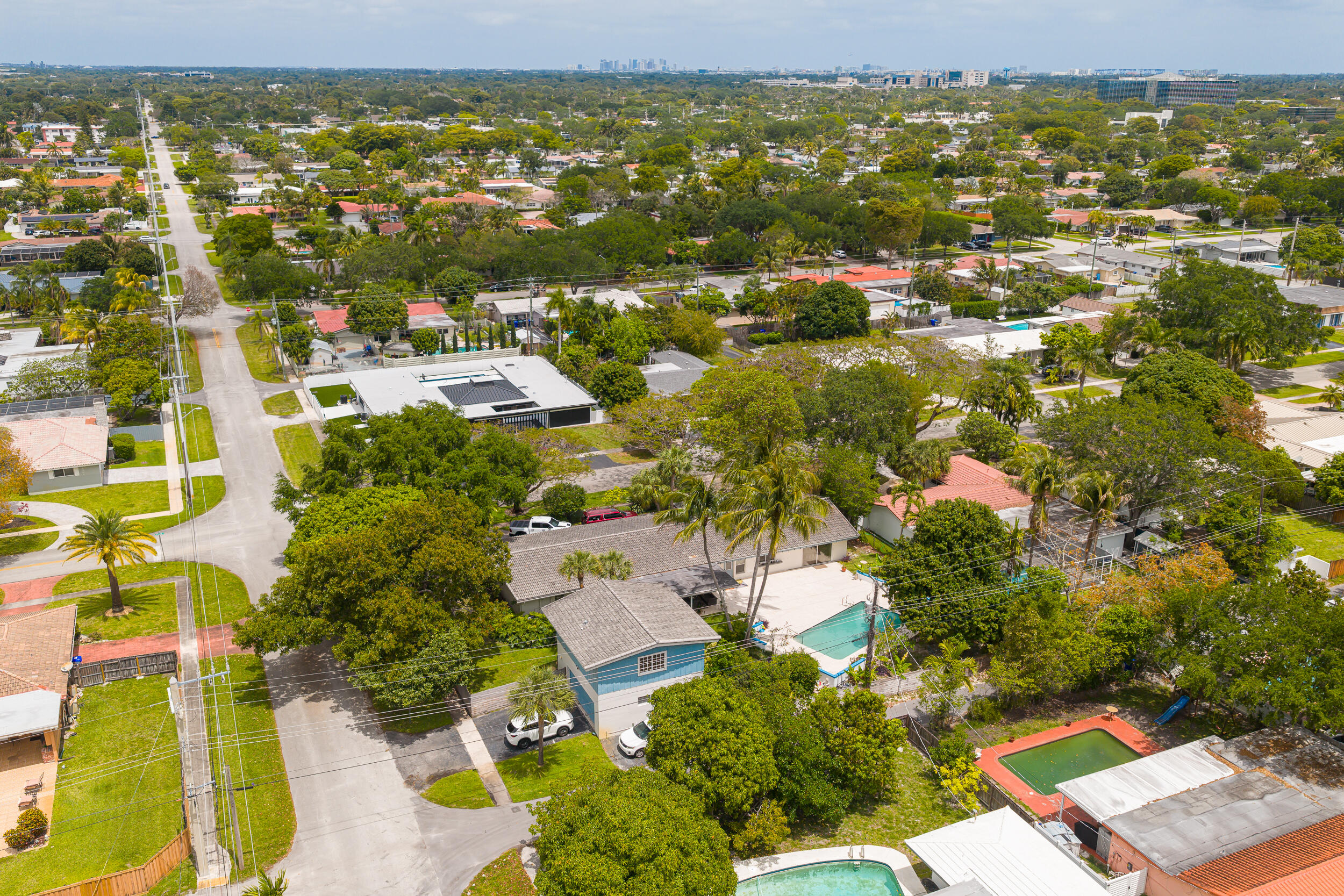HOLLYWOOD HILLS - Residential