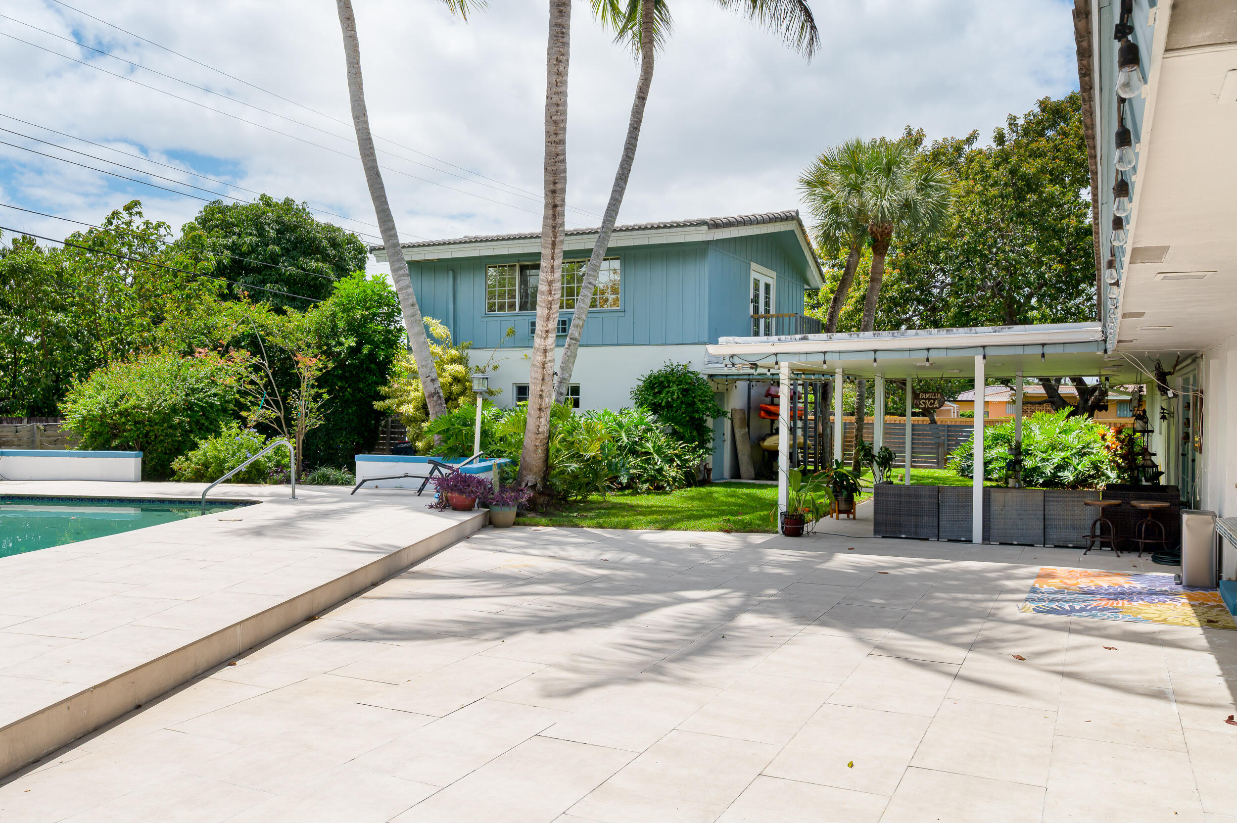 HOLLYWOOD HILLS - Residential