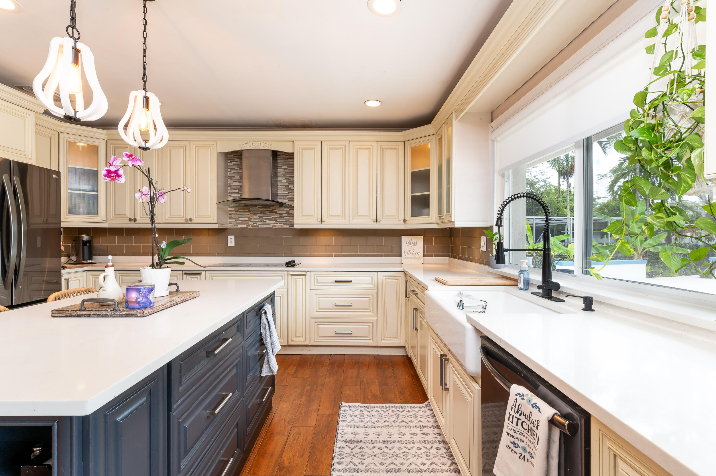 HOLLYWOOD HILLS - Residential