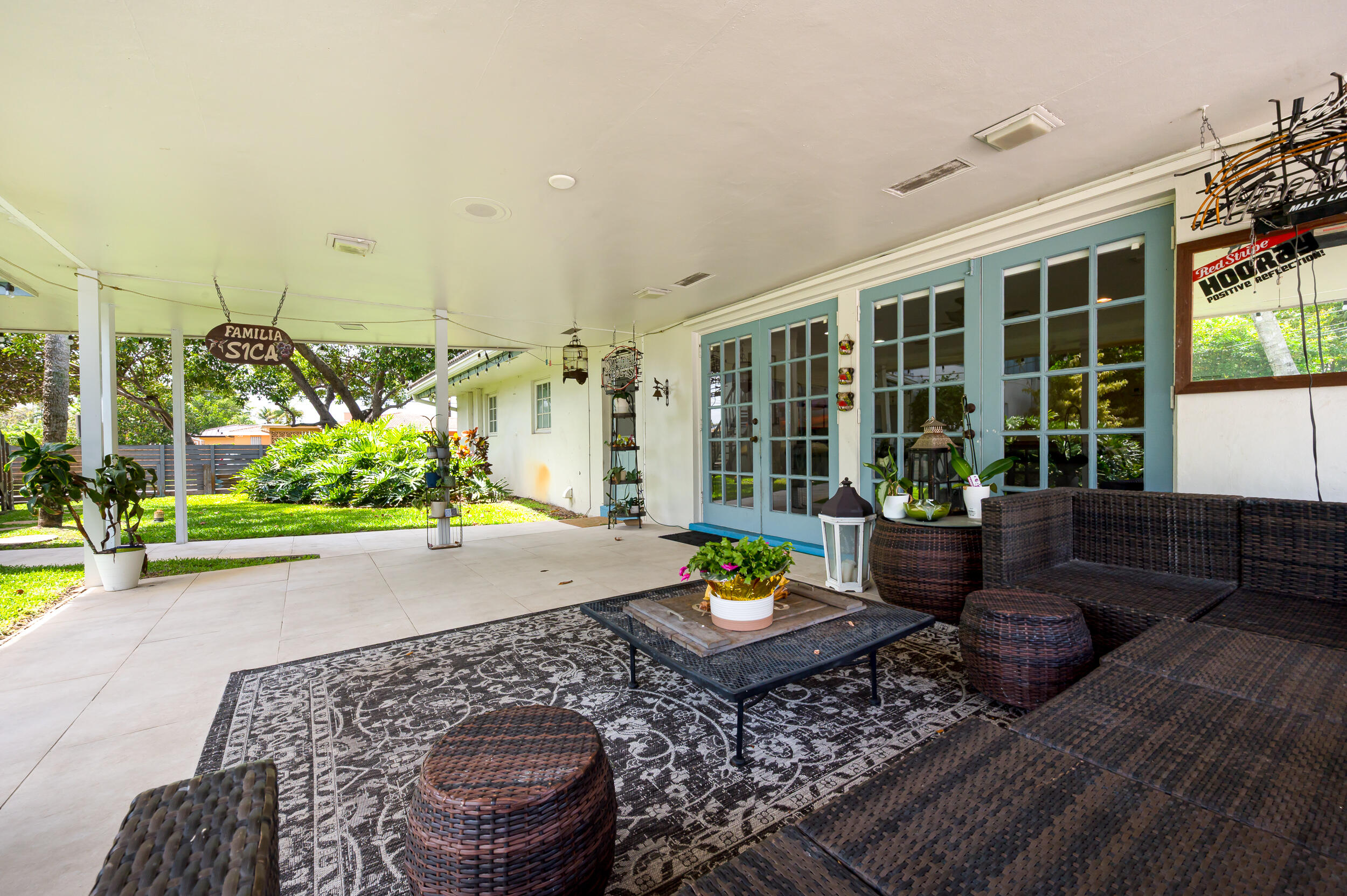 HOLLYWOOD HILLS - Residential