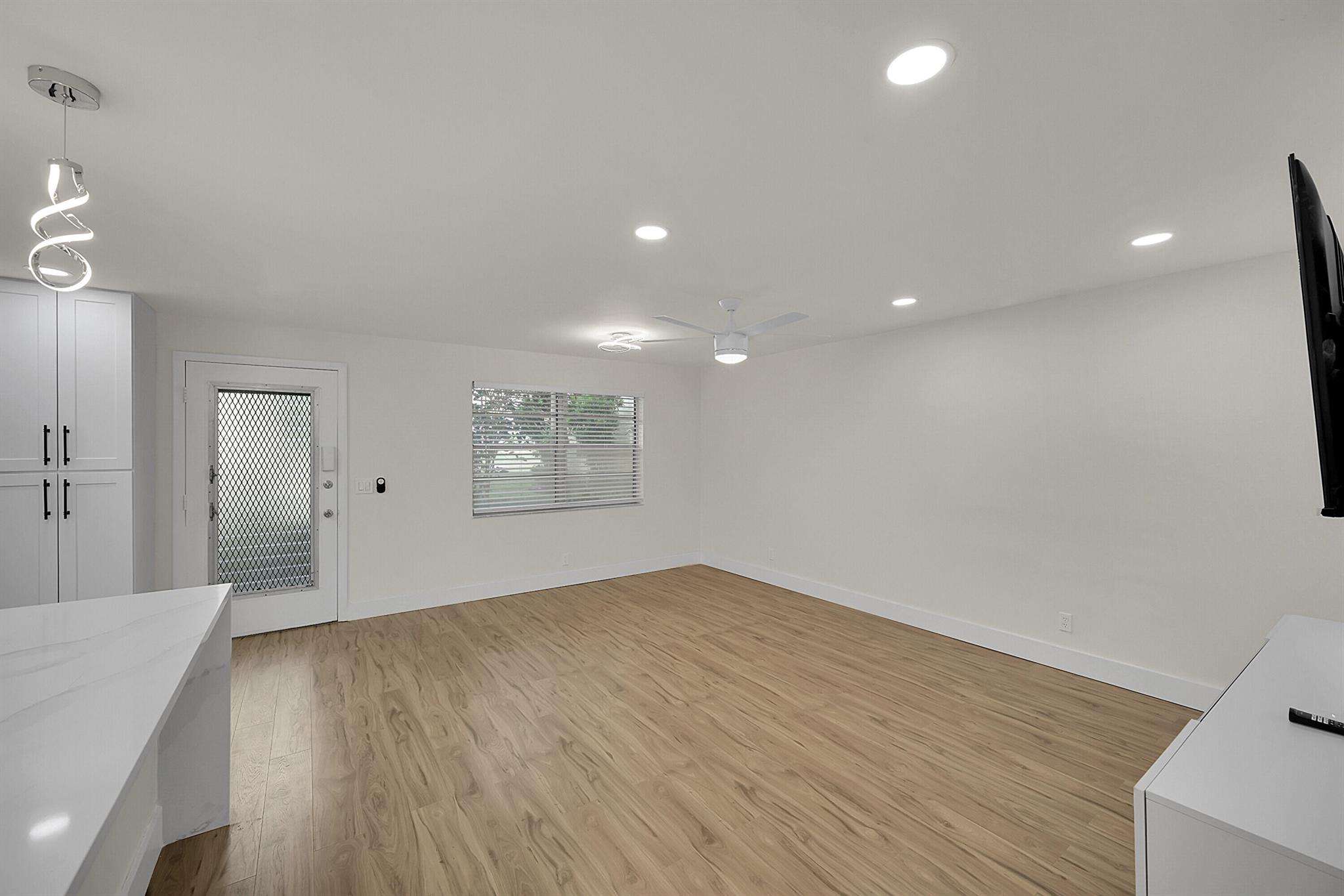 KINGS POINT FLANDERS COND - Residential