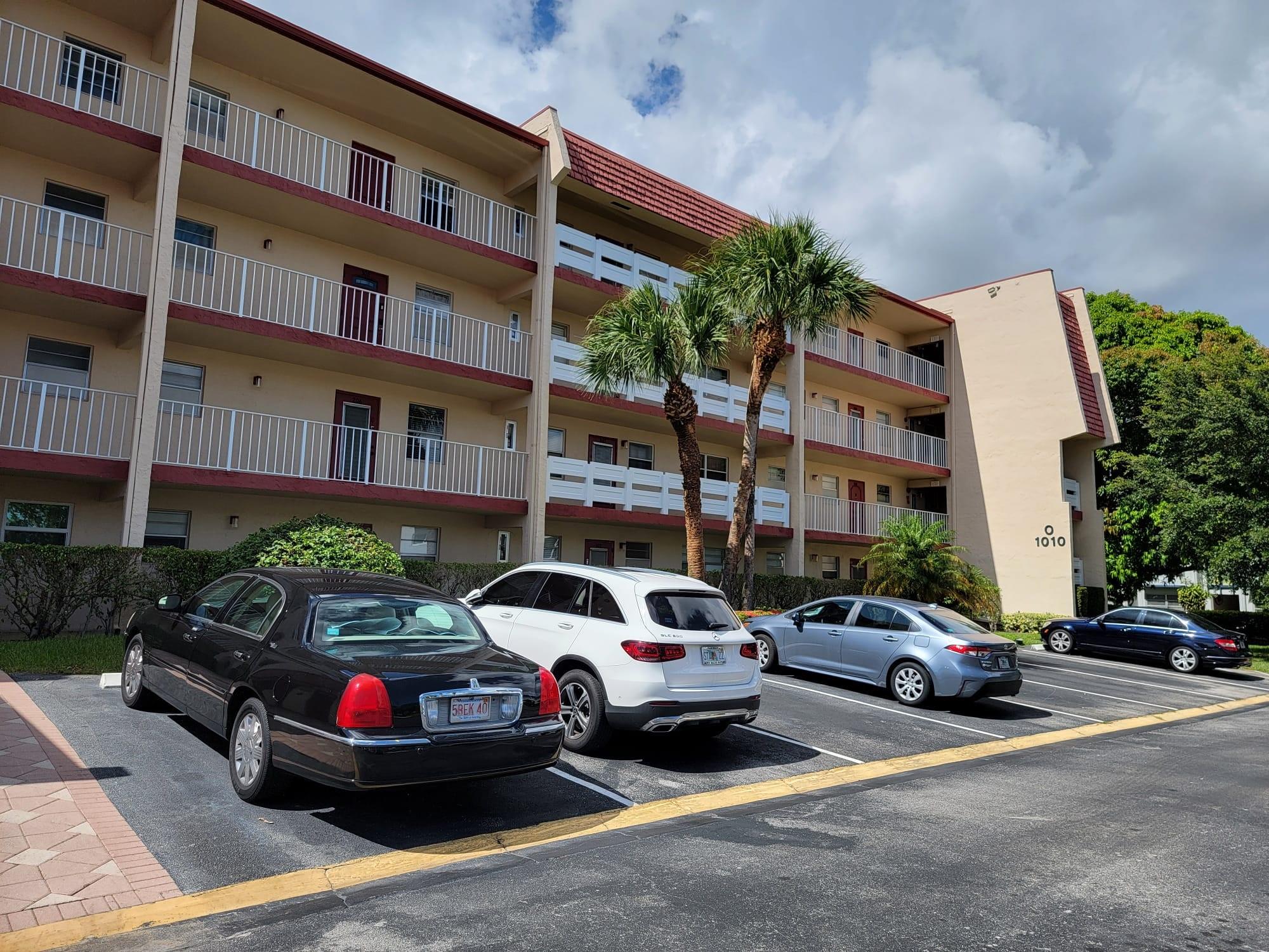 Experience Florida living in this spacious, bright unit located in a great community. Enjoy access to two heated pools, a gym, and a welcoming community room perfect for cards and social activities. The lush tropical landscaping and nearby golf add to the relaxing atmosphere.
Please note: A minimum of 24 months of ownership is required before renting the unit. Applicants must have a credit score of 725+ and verifiable annual income of $40,000 or more.
This unit is a blank canvas—ready for you to make it your own!