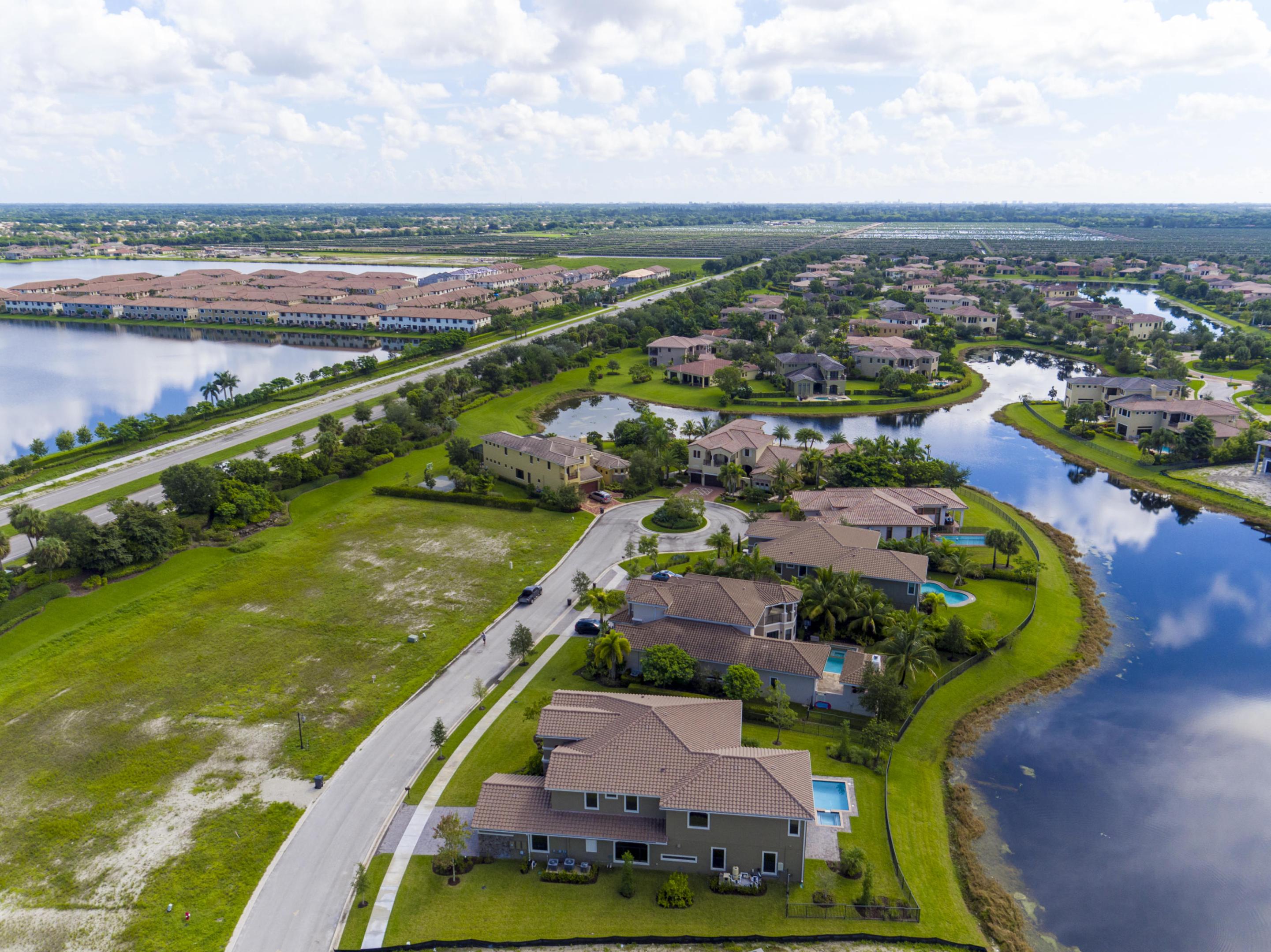 PARKLAND GOLF AND COUNTRY - Residential