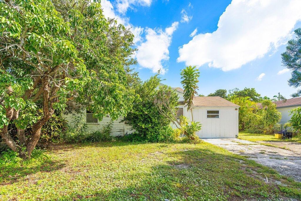 Photo of 229 SW 4th Avenue, Delray Beach, FL 33444 (MLS # R10937729)