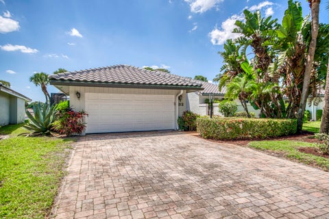 Photo of 32 Glens Drive E, Boynton Beach, FL 33436 (MLS # B26025066)