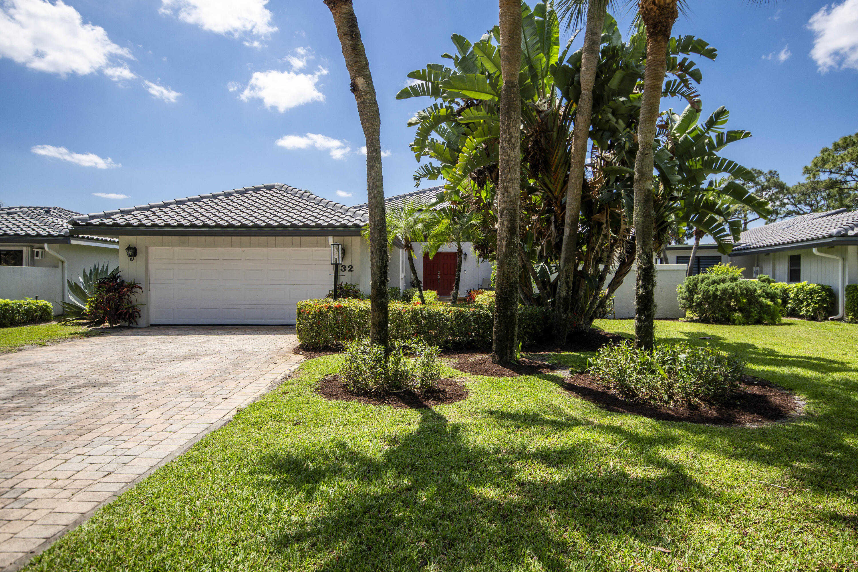 32 Glens Drive E