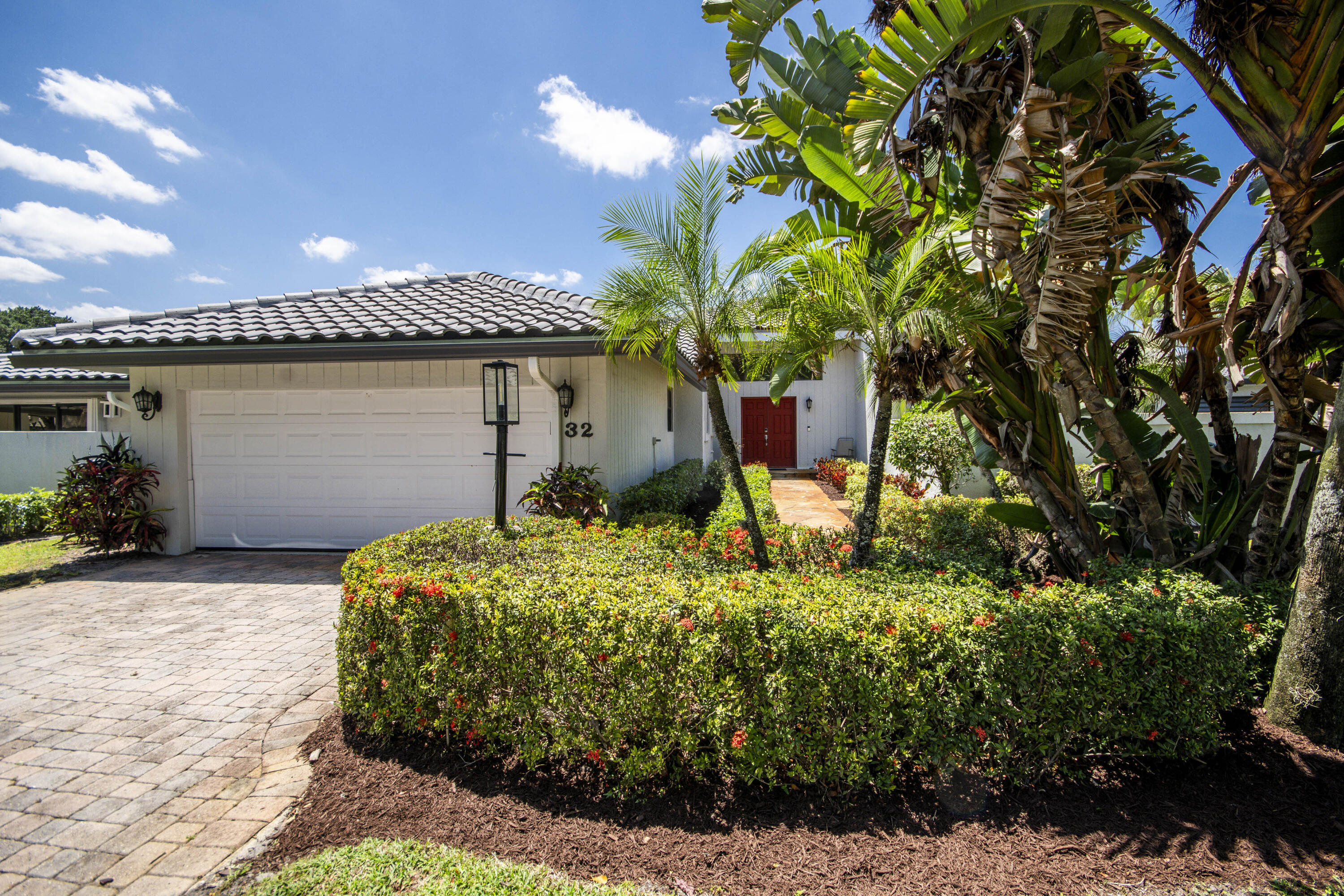 32 Glens Drive E