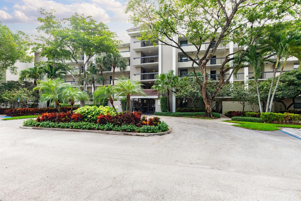 Photo of 2025 Lavers Circle #D505, Delray Beach, FL 33444 (MLS # R10725682)