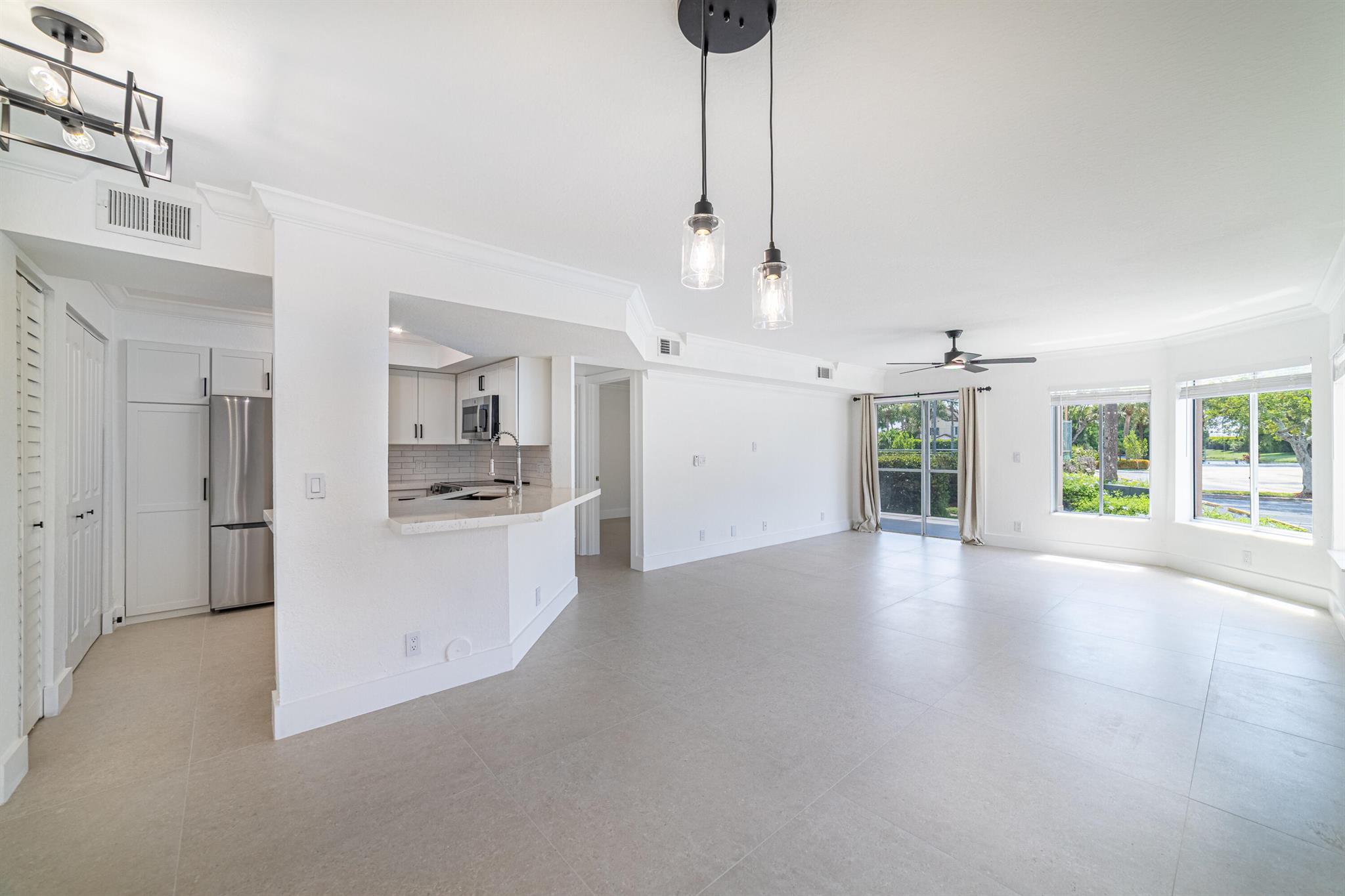 815 W Boynton Beach Boulevard 12-106, Boynton Beach, FL, 33426/$295,000 2 815 W Boynton Beach Boulevard 12-106