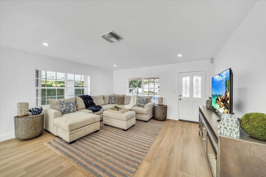 Photo of 814 SE 14th Court, Fort Lauderdale, FL 33316 (MLS # F10518915)