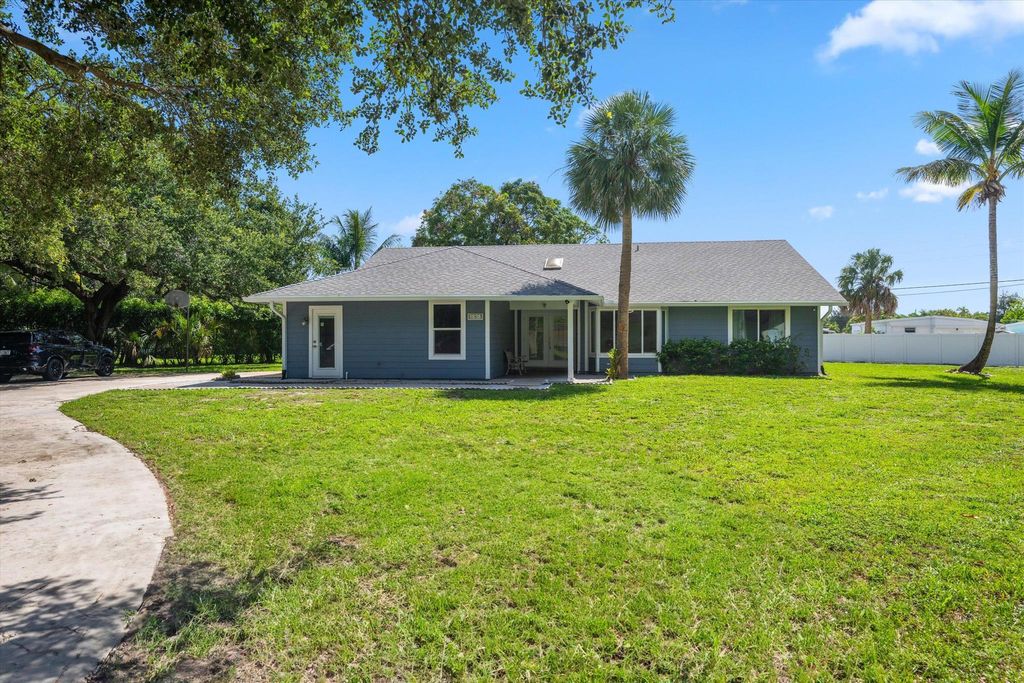 Photo of 11038 Monet Lane, Palm Beach Gardens, FL 33410 (MLS # R11098288)