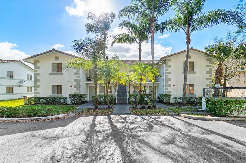 Great opportunity to live close to great area close to University Drive, close to Turnpike, a lot of fun, restaurants, schools, Hospital, shopping. Beautiful property with nice and lighting views, washer and dryer in unit. 2 parking assigned, Growing Coral Springs.