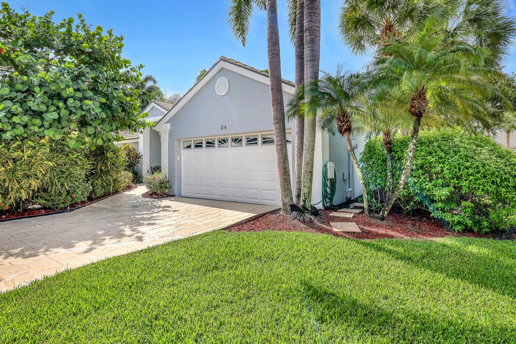 Photo of 24 ADMIRALS Court, Palm Beach Gardens, FL 33418 (MLS # B26074913)